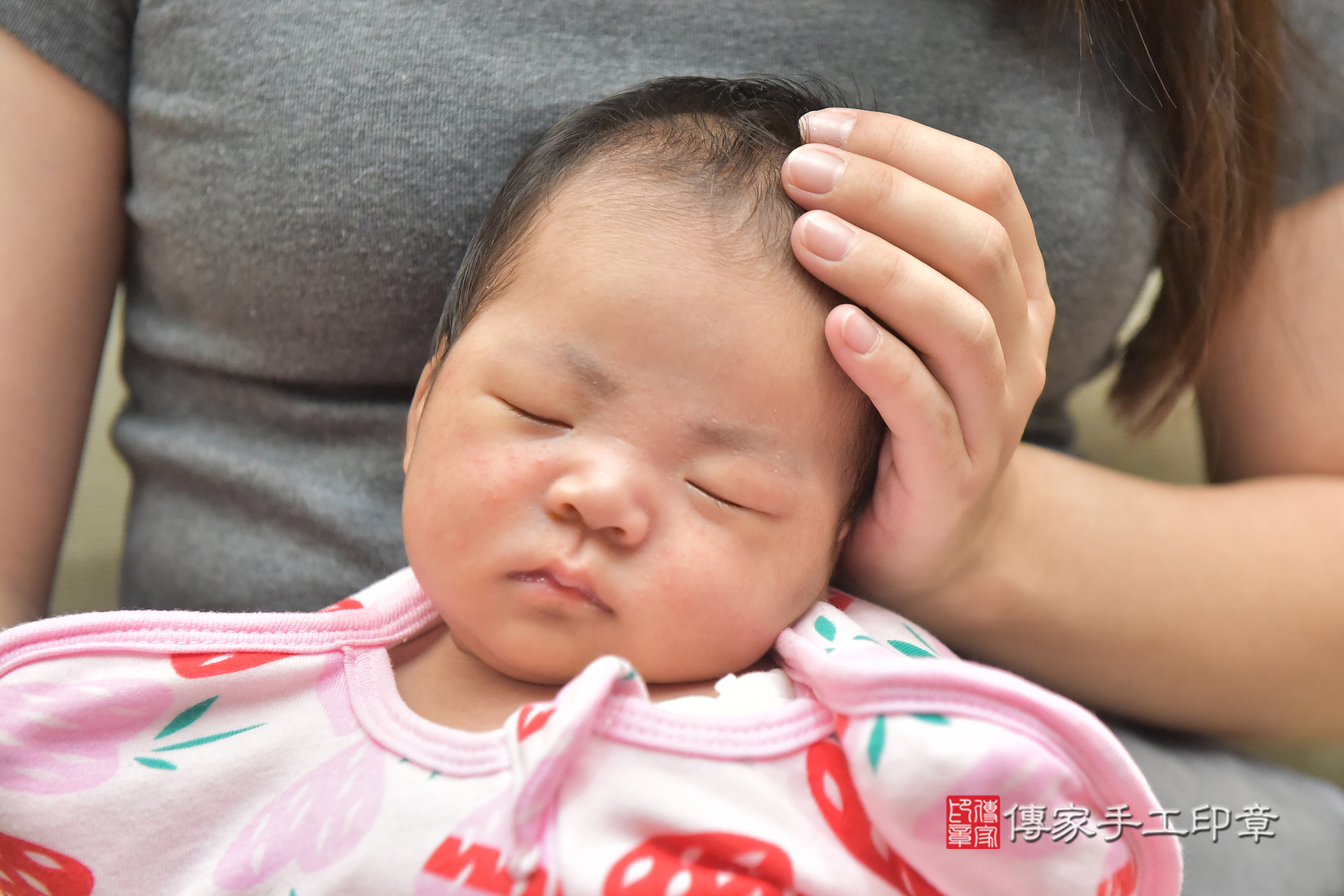 小涵寶寶(彰化縣員林市到府嬰兒小涵寶寶滿月剃頭理髮、到府嬰兒剃胎毛儀式吉祥話)。到府剃頭剃胎毛主持、專業拍照、證書。★購買「臍帶章、肚臍章、胎毛筆刷印章」贈送：剃頭、收涎、抓周，三選一。2024.5.24，照片13