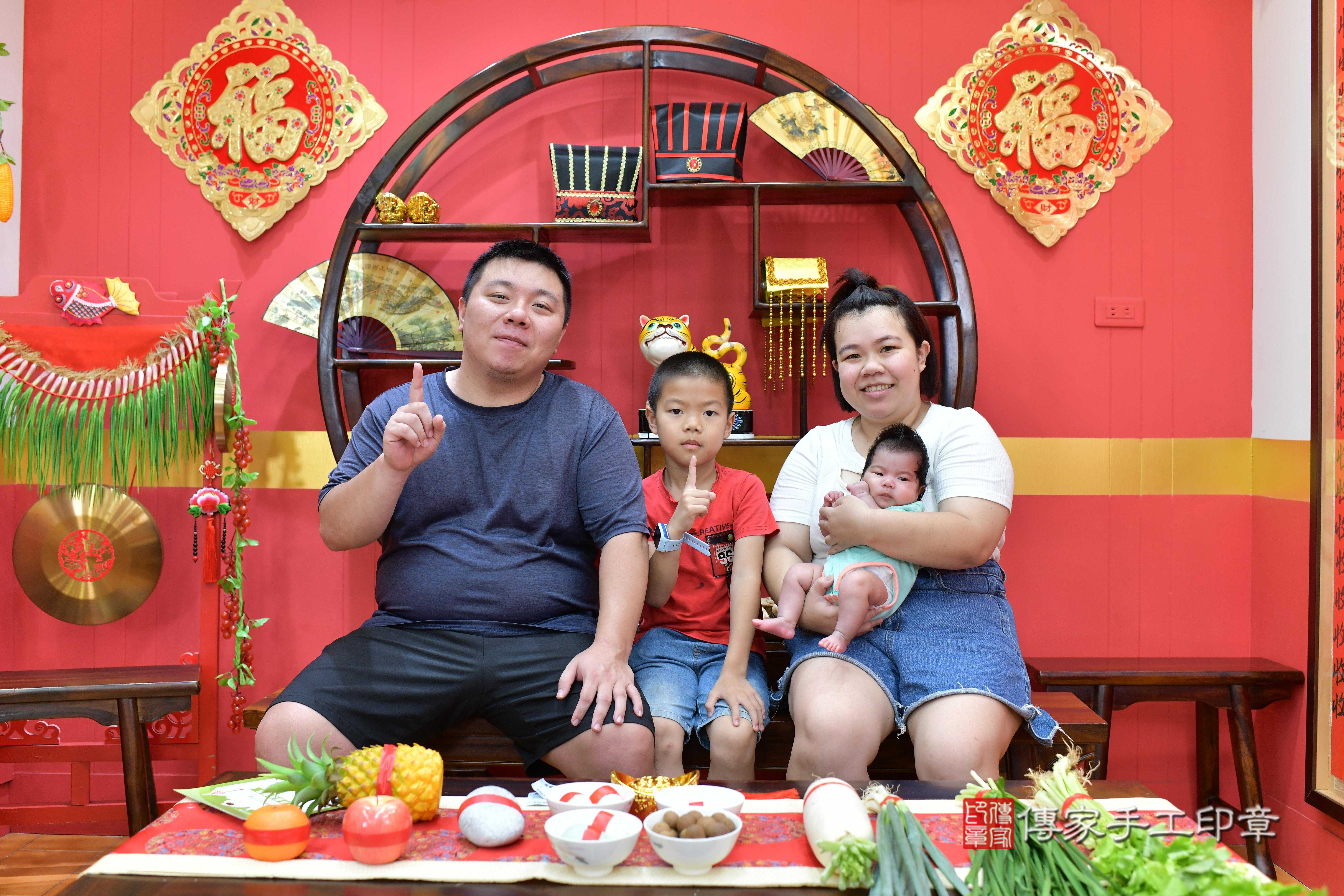 傳家手工印章桃園店、抓周、度脺、中國風會場、傳家嬰兒古禮、吉祥話、抓周道具物品24種、拍照。抓周證書。寶寶抓周、滿周歲、生日快樂、祝福