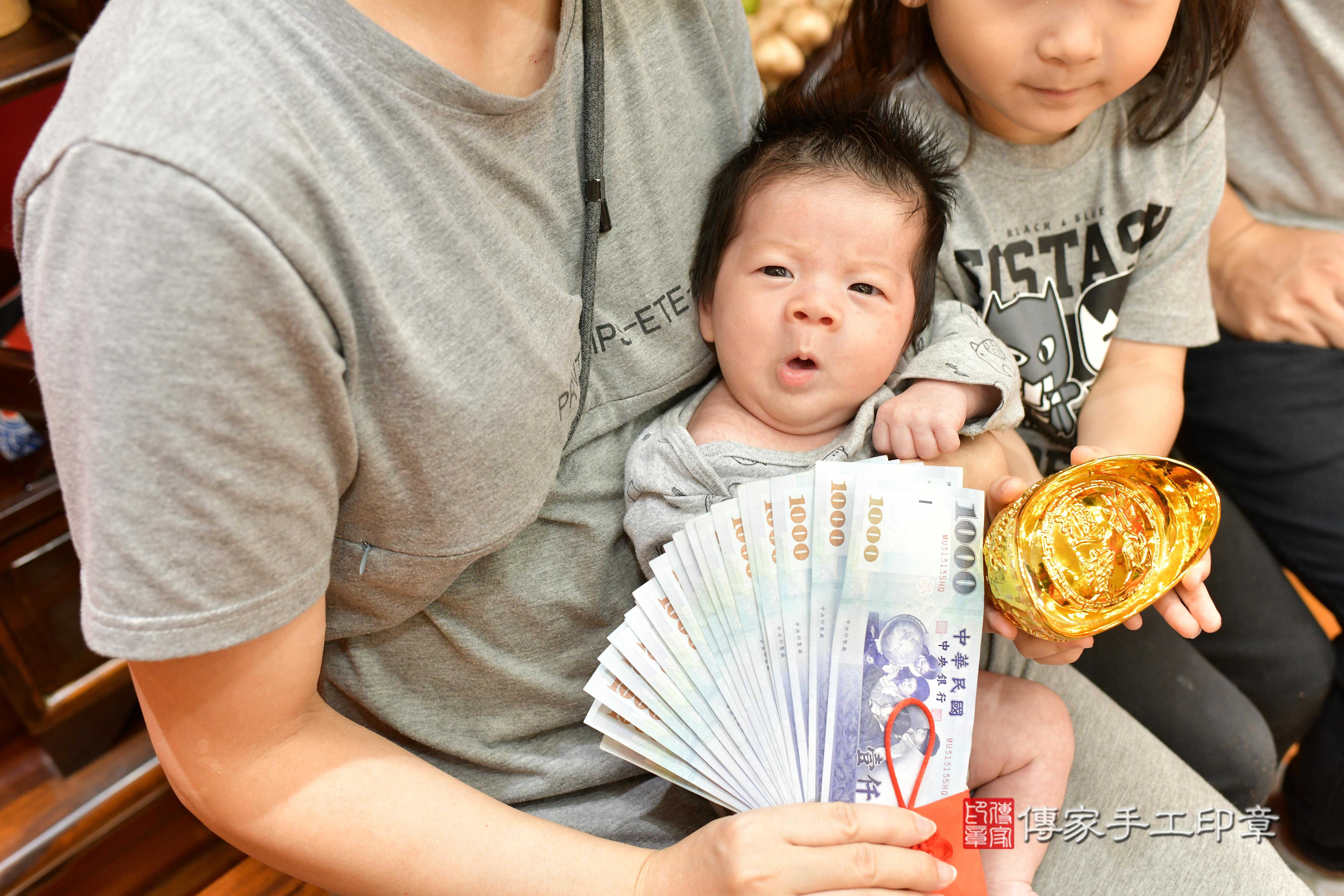 傳家手工印章桃園店、抓周、度脺、中國風會場、傳家嬰兒古禮、吉祥話、抓周道具物品24種、拍照。抓周證書。寶寶抓周、滿周歲、生日快樂、祝福