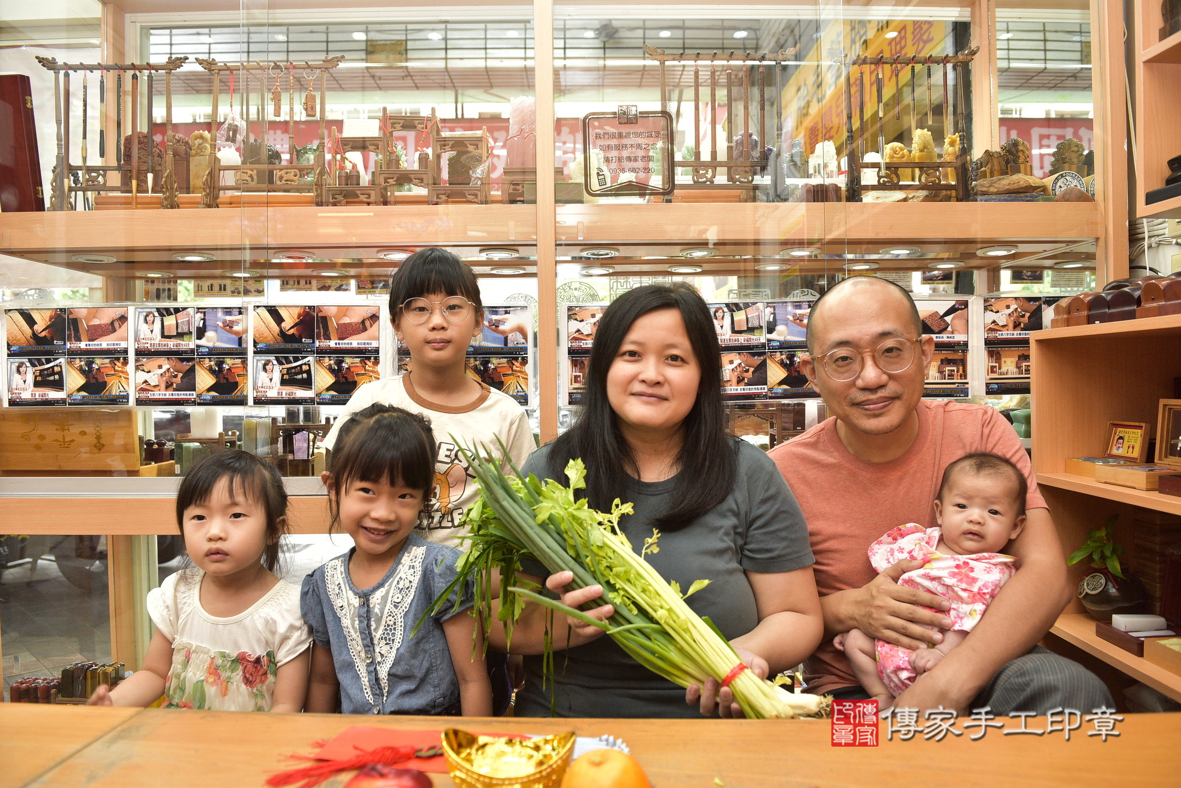 小羽寶寶(新北市永和區嬰兒寶寶滿月剃頭理髮、嬰兒剃胎毛儀式吉祥話)。中國風會場，爸媽寶貝穿「日中韓」古裝禮服。專業拍照、證書。★購買「臍帶章、肚臍章、胎毛筆刷印章」贈送：剃頭、收涎、抓周，三選一。2024.6.8，照片11