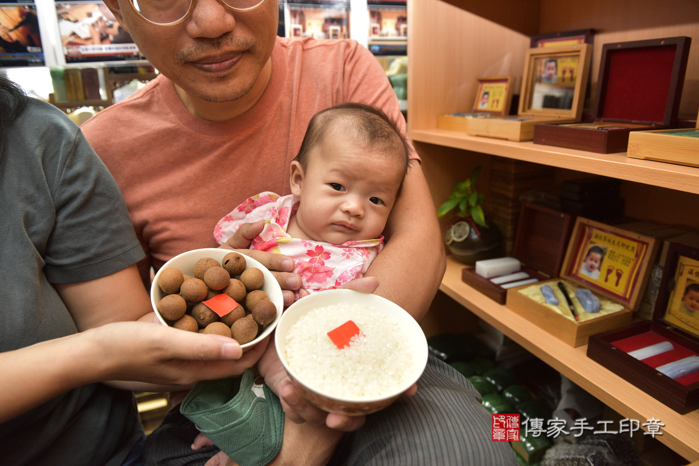 小羽寶寶(新北市永和區嬰兒寶寶滿月剃頭理髮、嬰兒剃胎毛儀式吉祥話)。中國風會場，爸媽寶貝穿「日中韓」古裝禮服。專業拍照、證書。★購買「臍帶章、肚臍章、胎毛筆刷印章」贈送：剃頭、收涎、抓周，三選一。2024.6.8，照片6