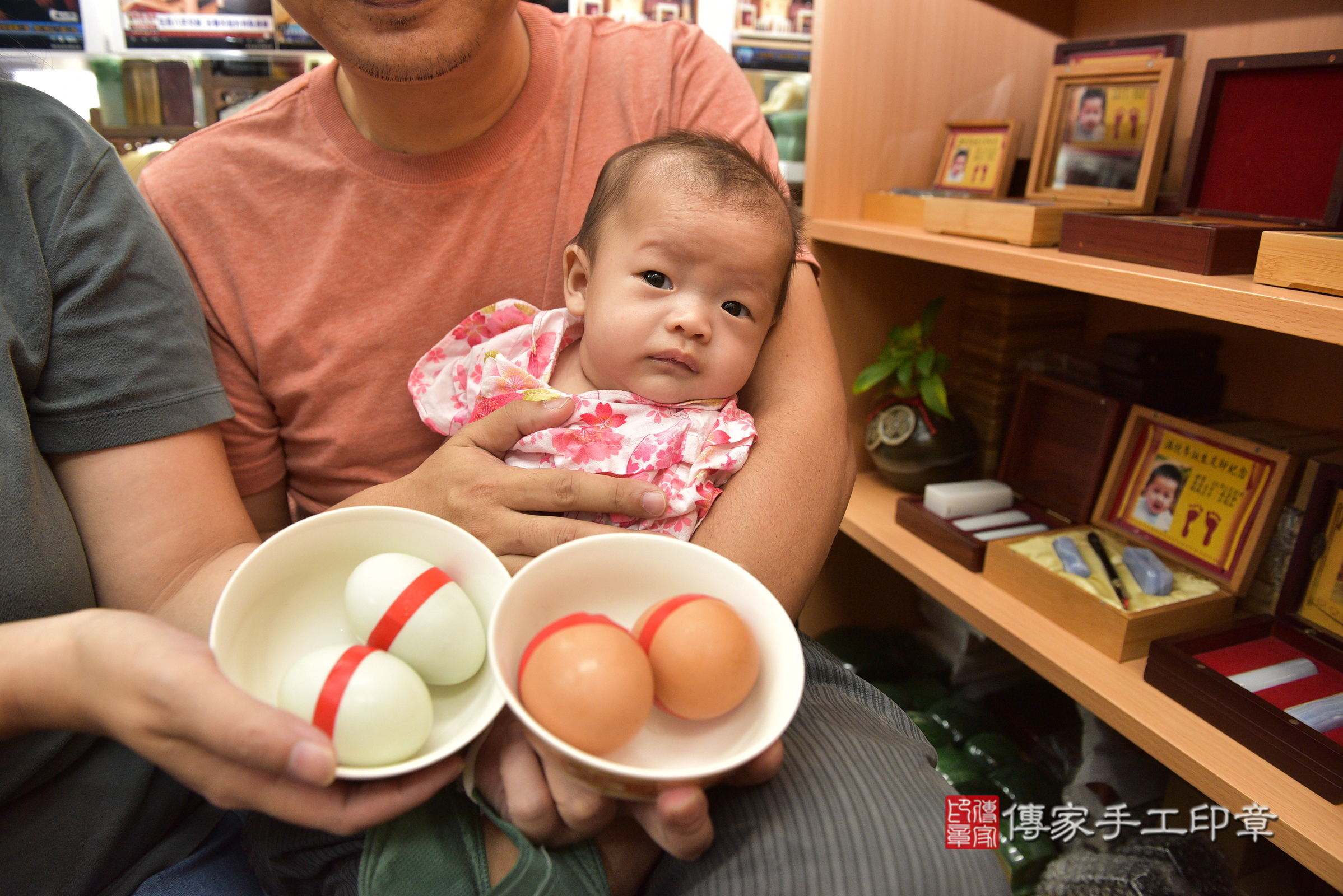 小羽寶寶(新北市永和區嬰兒寶寶滿月剃頭理髮、嬰兒剃胎毛儀式吉祥話)。中國風會場，爸媽寶貝穿「日中韓」古裝禮服。專業拍照、證書。★購買「臍帶章、肚臍章、胎毛筆刷印章」贈送：剃頭、收涎、抓周，三選一。2024.6.8，照片4