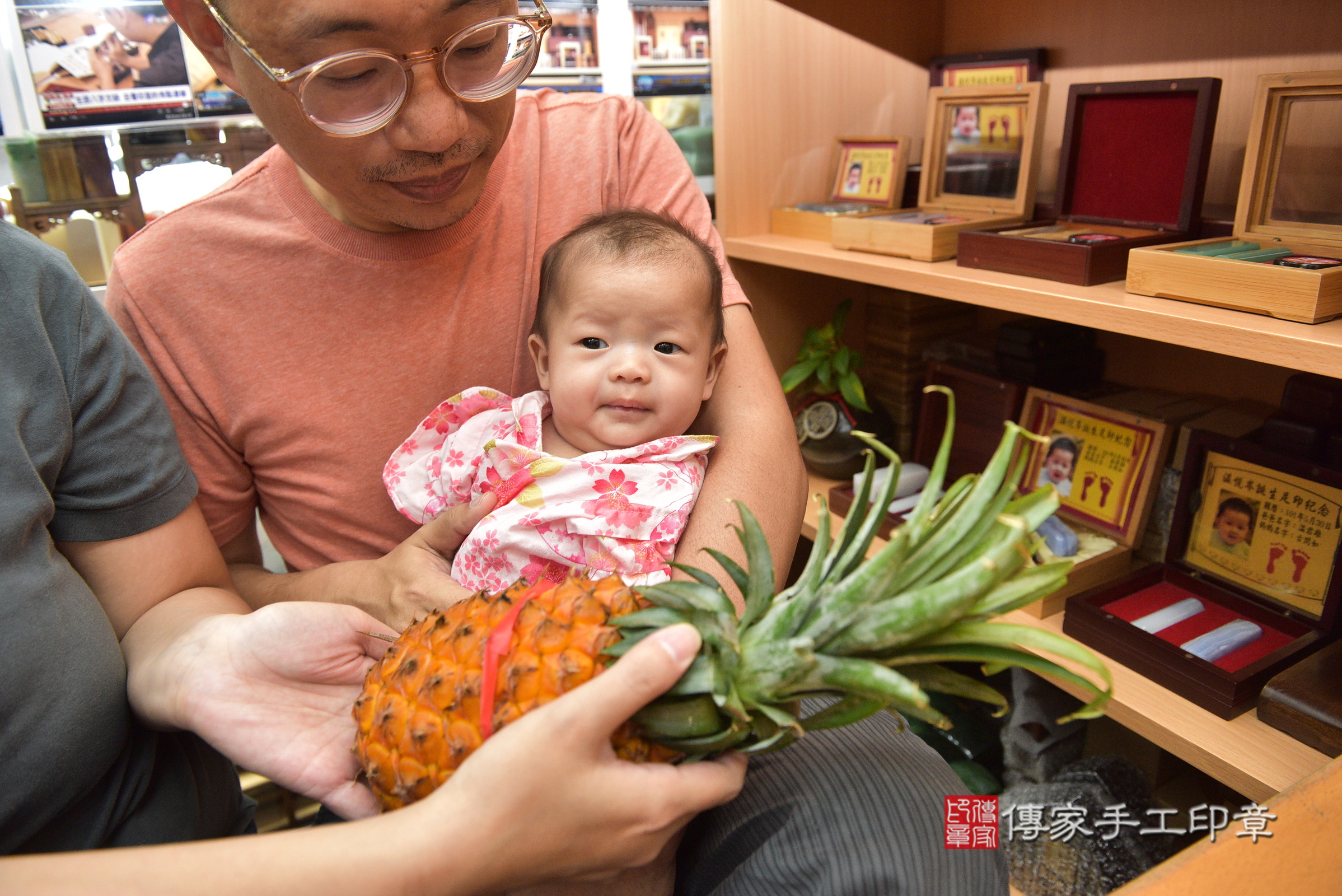 小羽寶寶(新北市永和區嬰兒寶寶滿月剃頭理髮、嬰兒剃胎毛儀式吉祥話)。中國風會場，爸媽寶貝穿「日中韓」古裝禮服。專業拍照、證書。★購買「臍帶章、肚臍章、胎毛筆刷印章」贈送：剃頭、收涎、抓周，三選一。2024.6.8，照片16