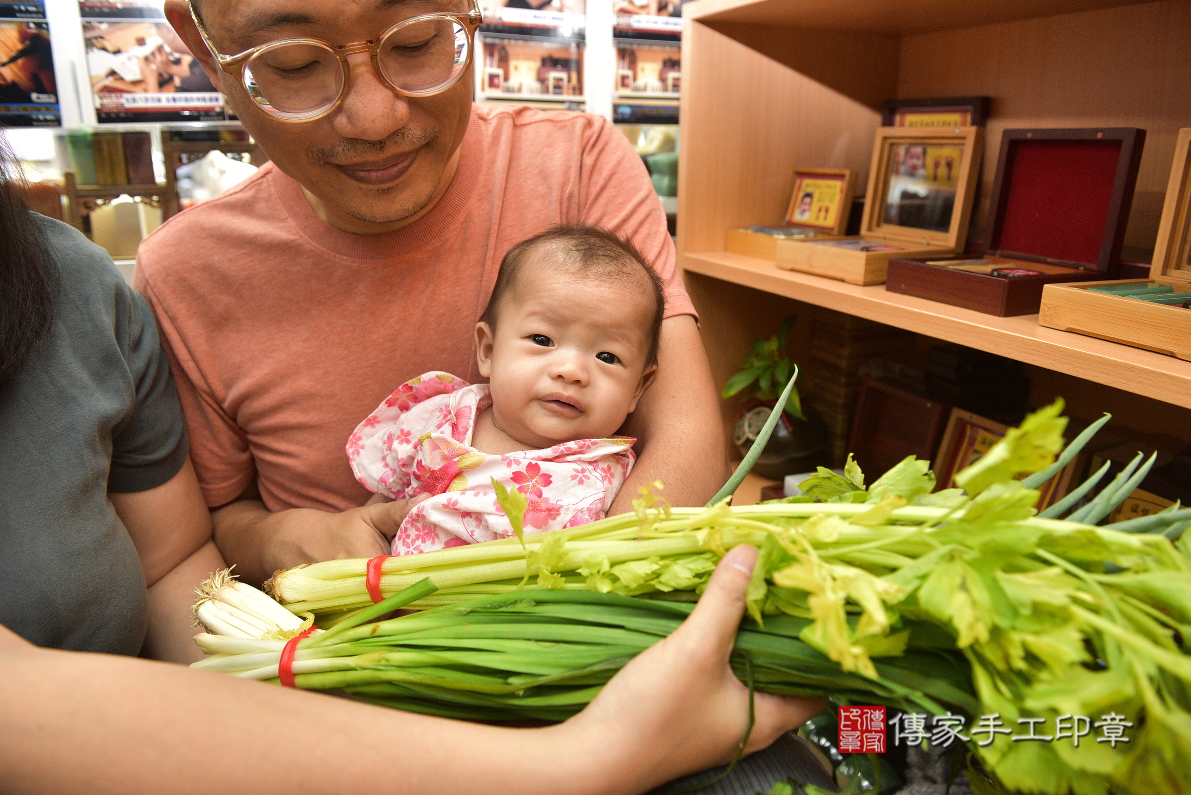 小羽寶寶(新北市永和區嬰兒寶寶滿月剃頭理髮、嬰兒剃胎毛儀式吉祥話)。中國風會場，爸媽寶貝穿「日中韓」古裝禮服。專業拍照、證書。★購買「臍帶章、肚臍章、胎毛筆刷印章」贈送：剃頭、收涎、抓周，三選一。2024.6.8，照片12