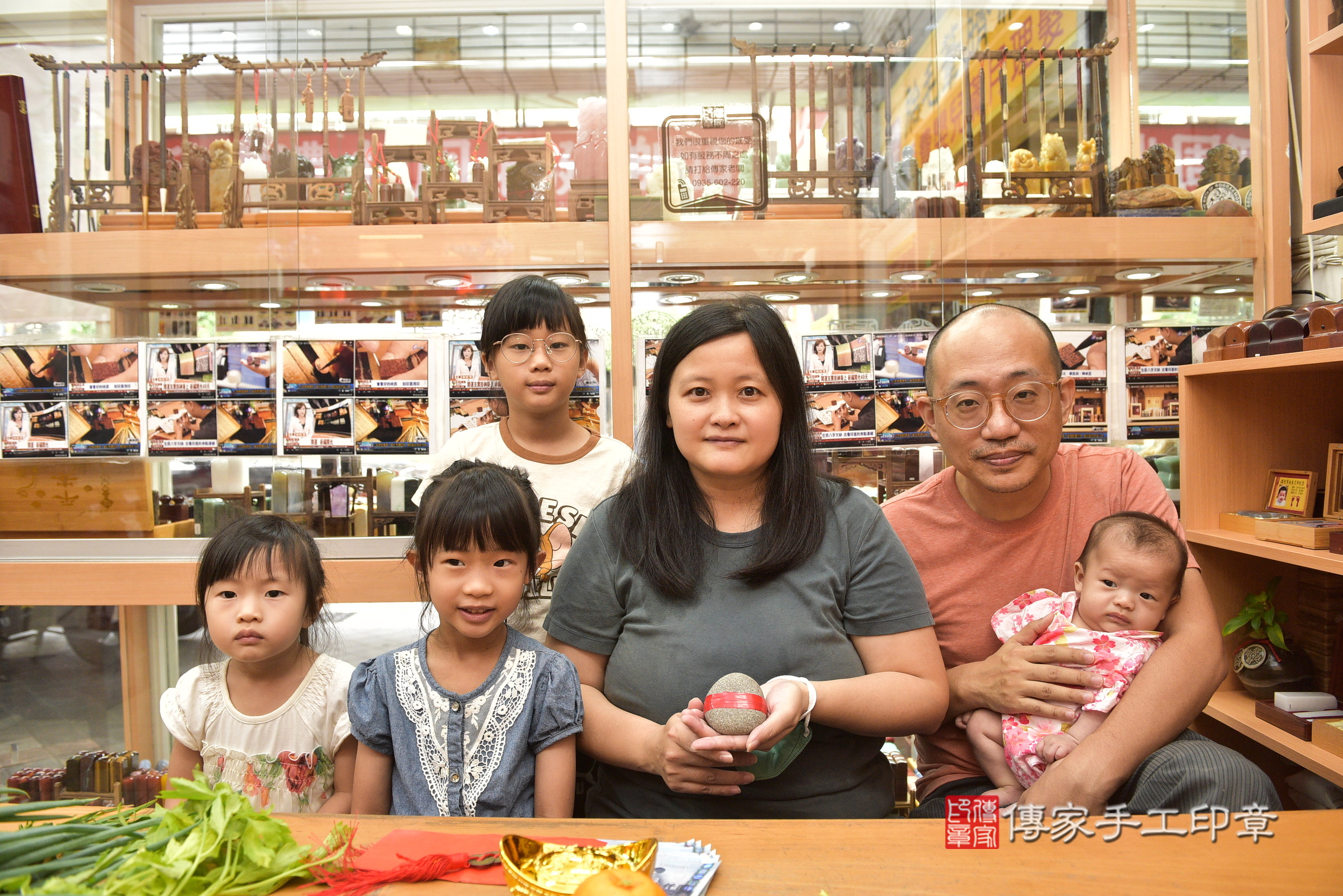 小羽寶寶(新北市永和區嬰兒寶寶滿月剃頭理髮、嬰兒剃胎毛儀式吉祥話)。中國風會場，爸媽寶貝穿「日中韓」古裝禮服。專業拍照、證書。★購買「臍帶章、肚臍章、胎毛筆刷印章」贈送：剃頭、收涎、抓周，三選一。2024.6.8，照片7