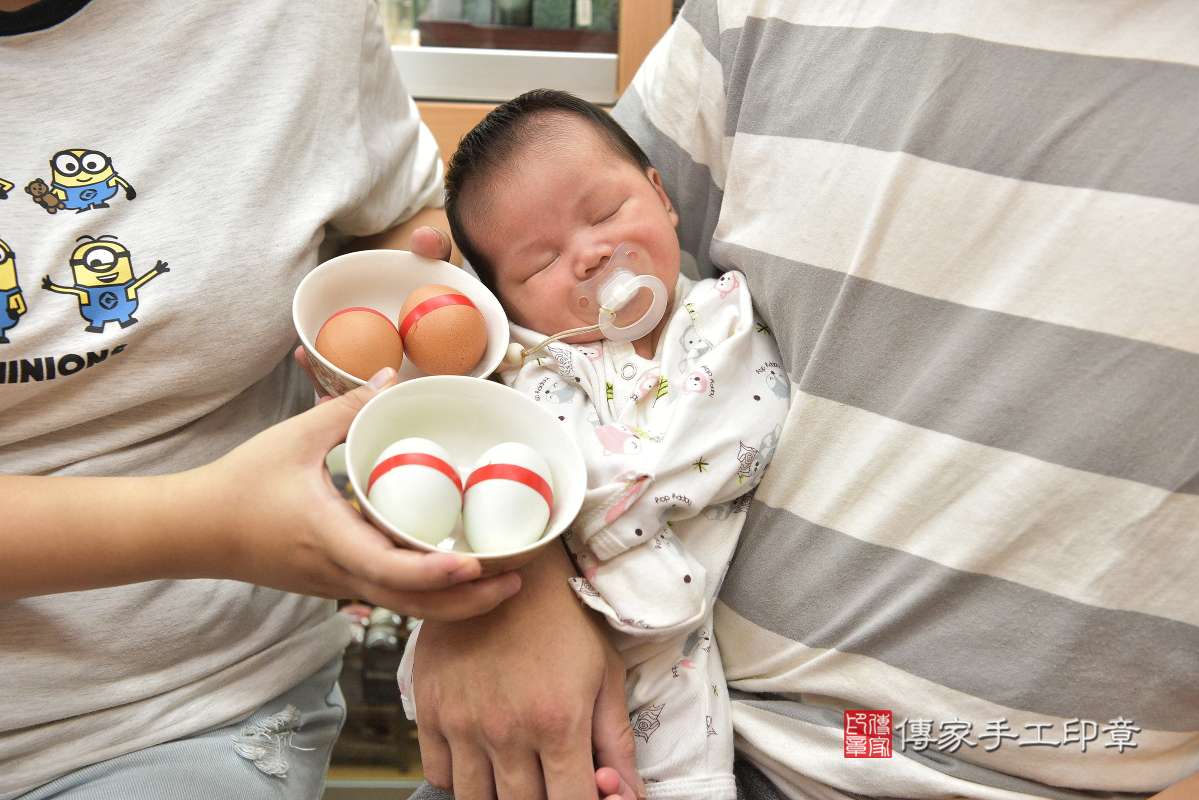 小羽寶寶(新北市永和區嬰兒寶寶滿月剃頭理髮、嬰兒剃胎毛儀式吉祥話)。中國風會場，爸媽寶貝穿「日中韓」古裝禮服。專業拍照、證書。★購買「臍帶章、肚臍章、胎毛筆刷印章」贈送：剃頭、收涎、抓周，三選一。2024.6.16，照片2