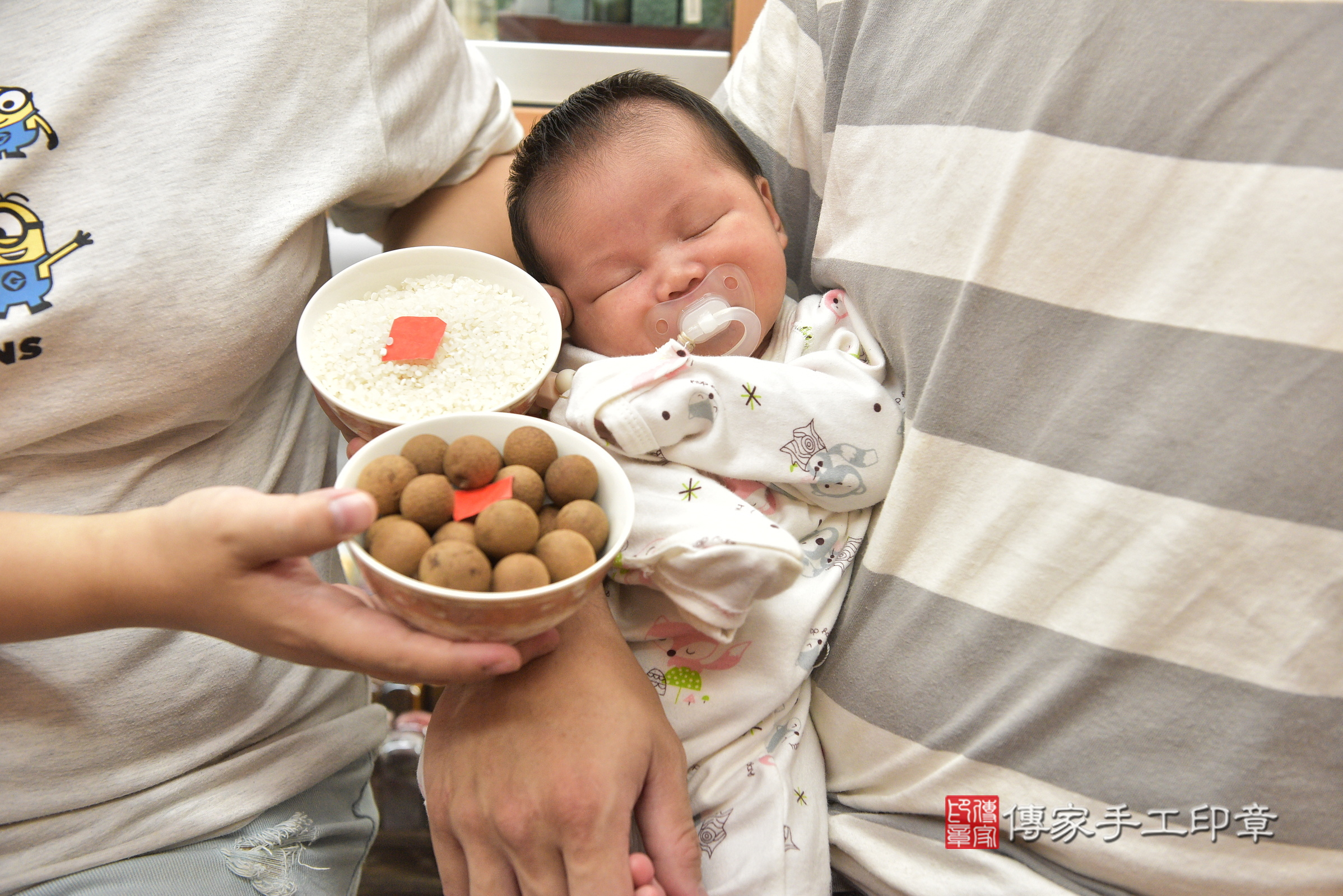 小羽寶寶(新北市永和區嬰兒寶寶滿月剃頭理髮、嬰兒剃胎毛儀式吉祥話)。中國風會場，爸媽寶貝穿「日中韓」古裝禮服。專業拍照、證書。★購買「臍帶章、肚臍章、胎毛筆刷印章」贈送：剃頭、收涎、抓周，三選一。2024.6.16，照片3