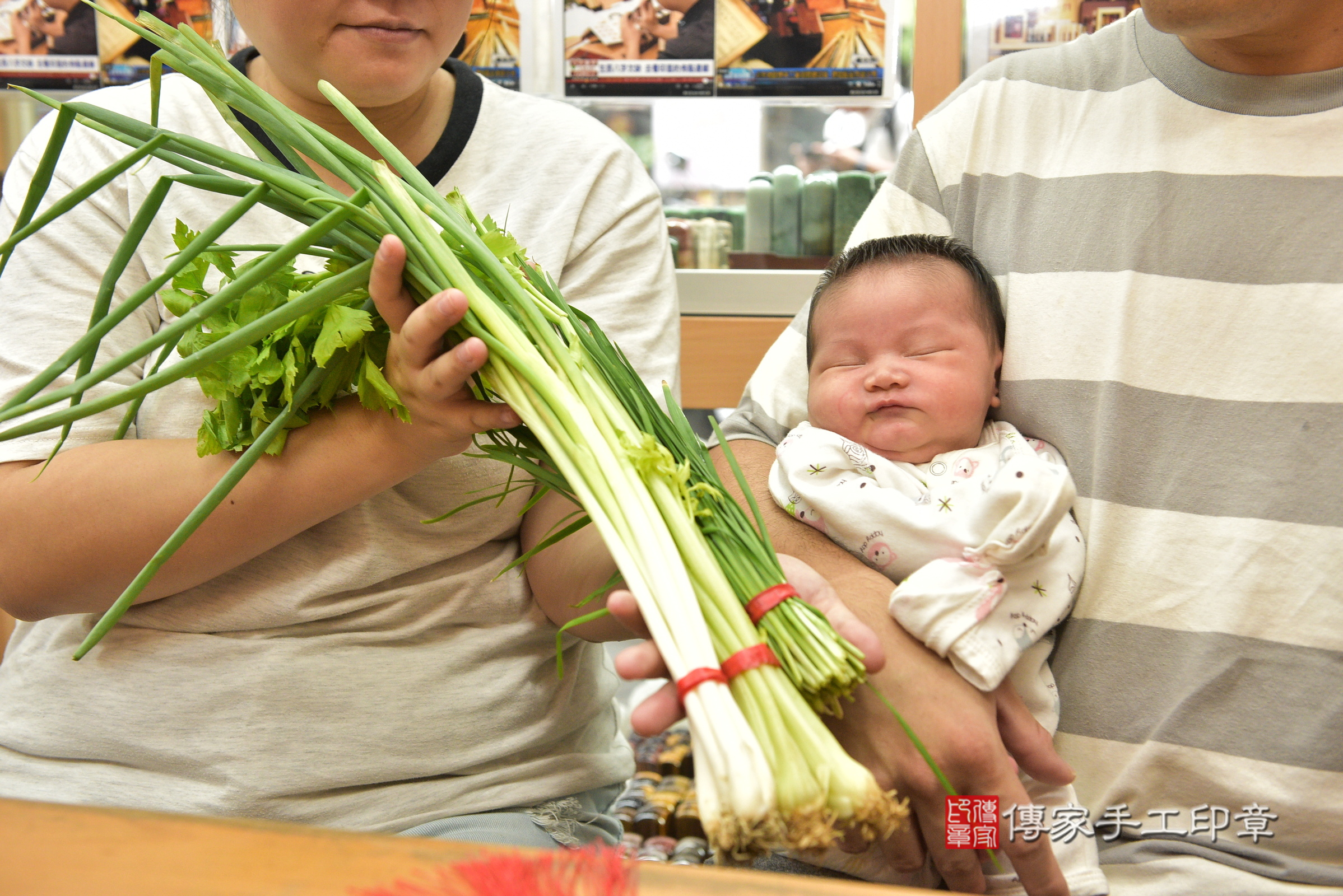 小羽寶寶(新北市永和區嬰兒寶寶滿月剃頭理髮、嬰兒剃胎毛儀式吉祥話)。中國風會場，爸媽寶貝穿「日中韓」古裝禮服。專業拍照、證書。★購買「臍帶章、肚臍章、胎毛筆刷印章」贈送：剃頭、收涎、抓周，三選一。2024.6.16，照片8