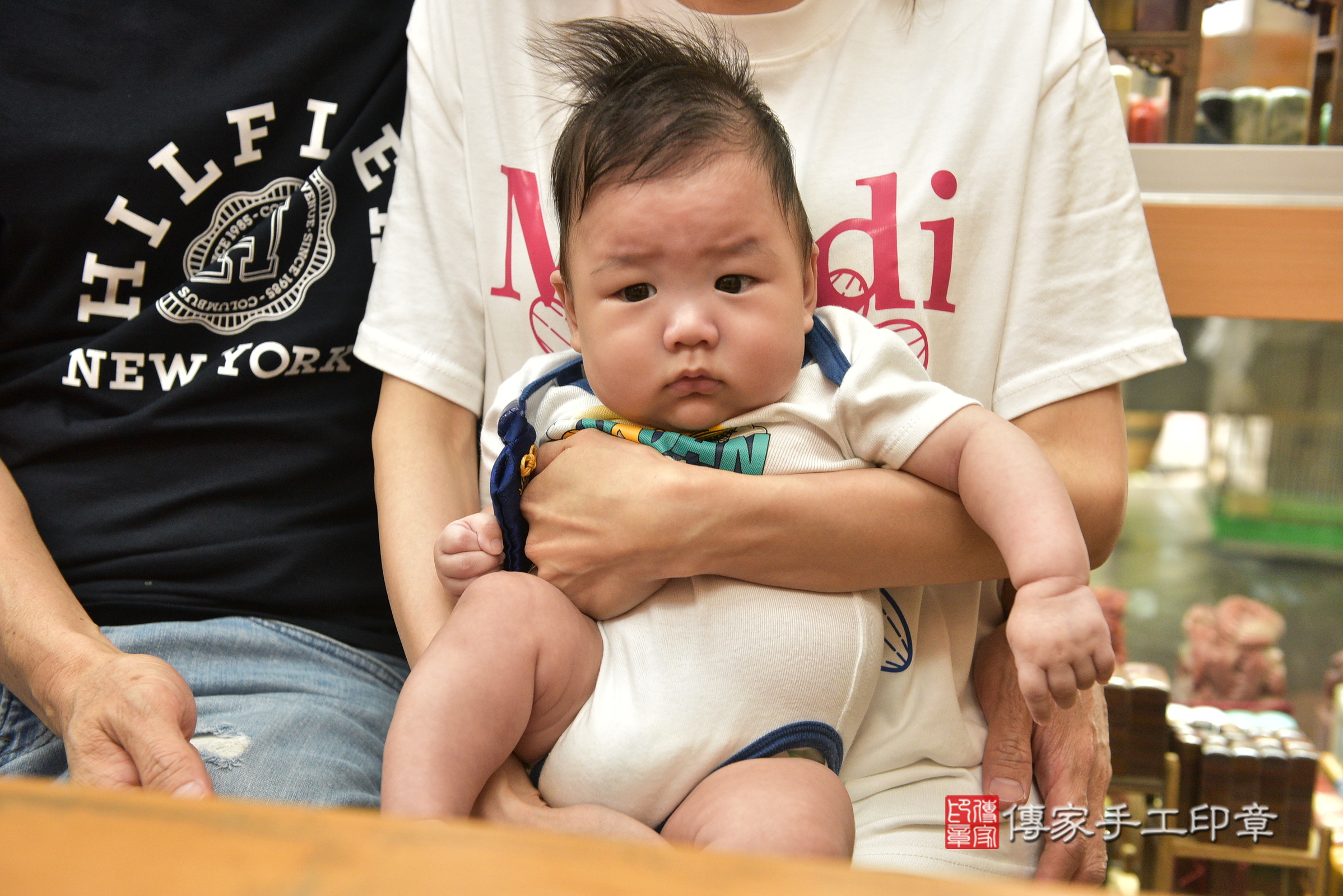 小翰寶寶(新北市永和區嬰兒寶寶滿月剃頭理髮、嬰兒剃胎毛儀式吉祥話)。中國風會場，爸媽寶貝穿「日中韓」古裝禮服。專業拍照、證書。★購買「臍帶章、肚臍章、胎毛筆刷印章」贈送：剃頭、收涎、抓周，三選一。2024.6.19，照片1