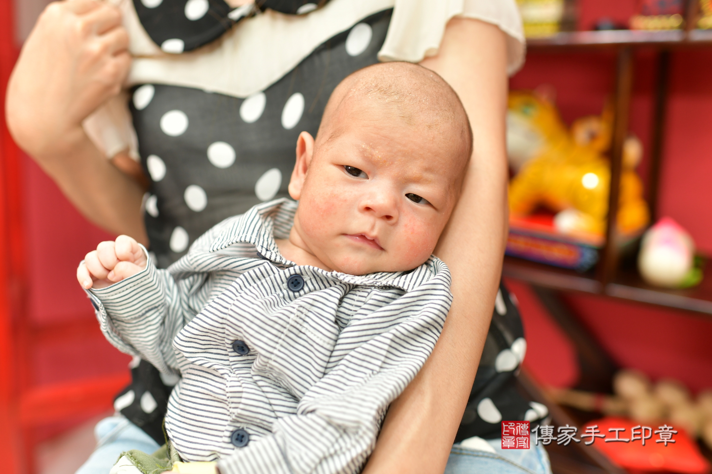 小荃寶寶(台中市北區嬰兒寶寶滿月剃頭理髮、嬰兒剃胎毛儀式吉祥話)。中國風會場，爸媽寶貝穿「日中韓」古裝禮服。專業拍照、證書。★購買「臍帶章、肚臍章、胎毛筆刷印章」贈送：剃頭、收涎、抓周，三選一。2024.5.25，照片10