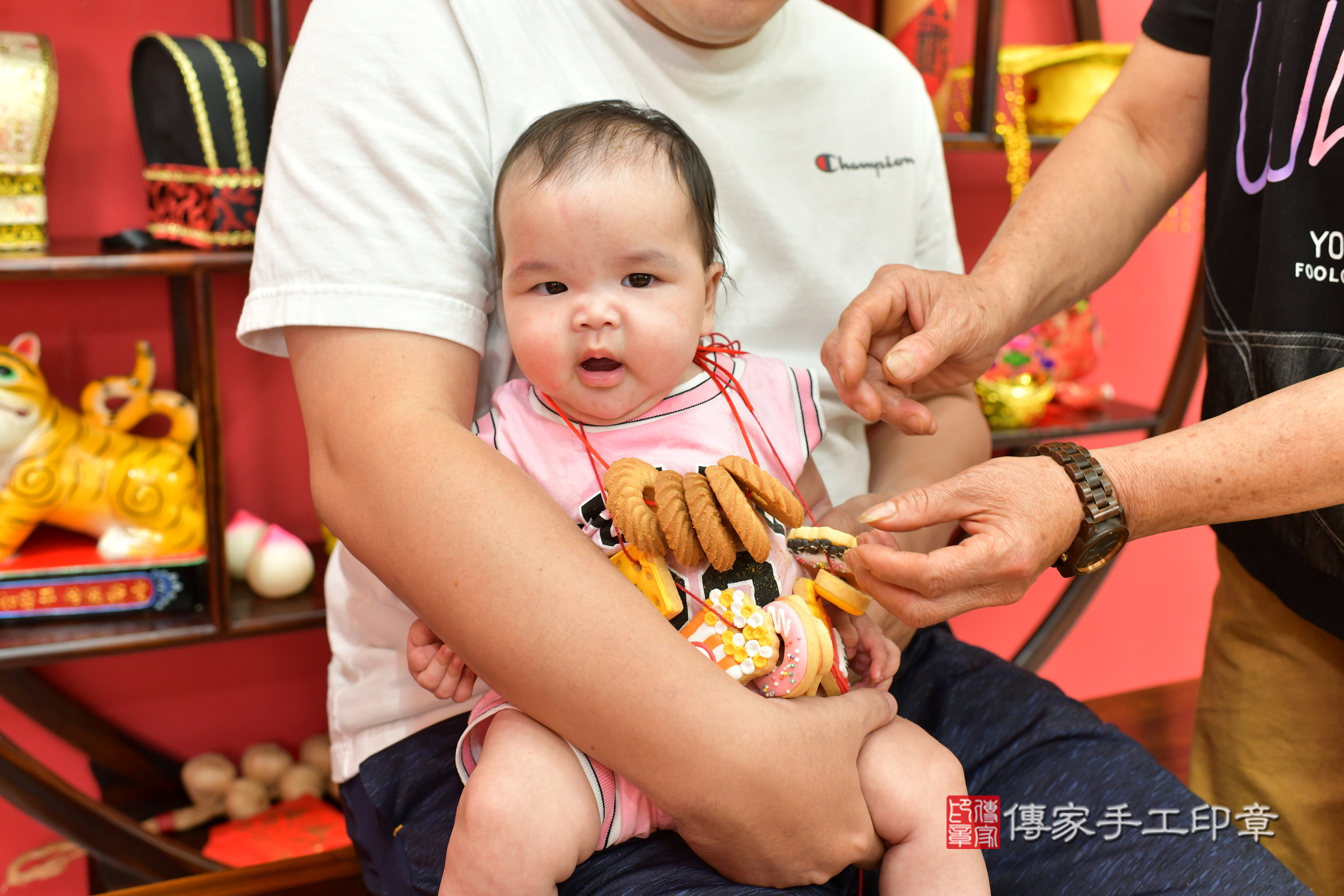 台中市北區小妤寶寶收涎推薦：傳家台中店收涎中國風會場，嬰兒古禮收涎收口水流程儀式、收涎吉祥話、收涎餅乾、收涎拍照。收涎證書。2024.5.24，照片19