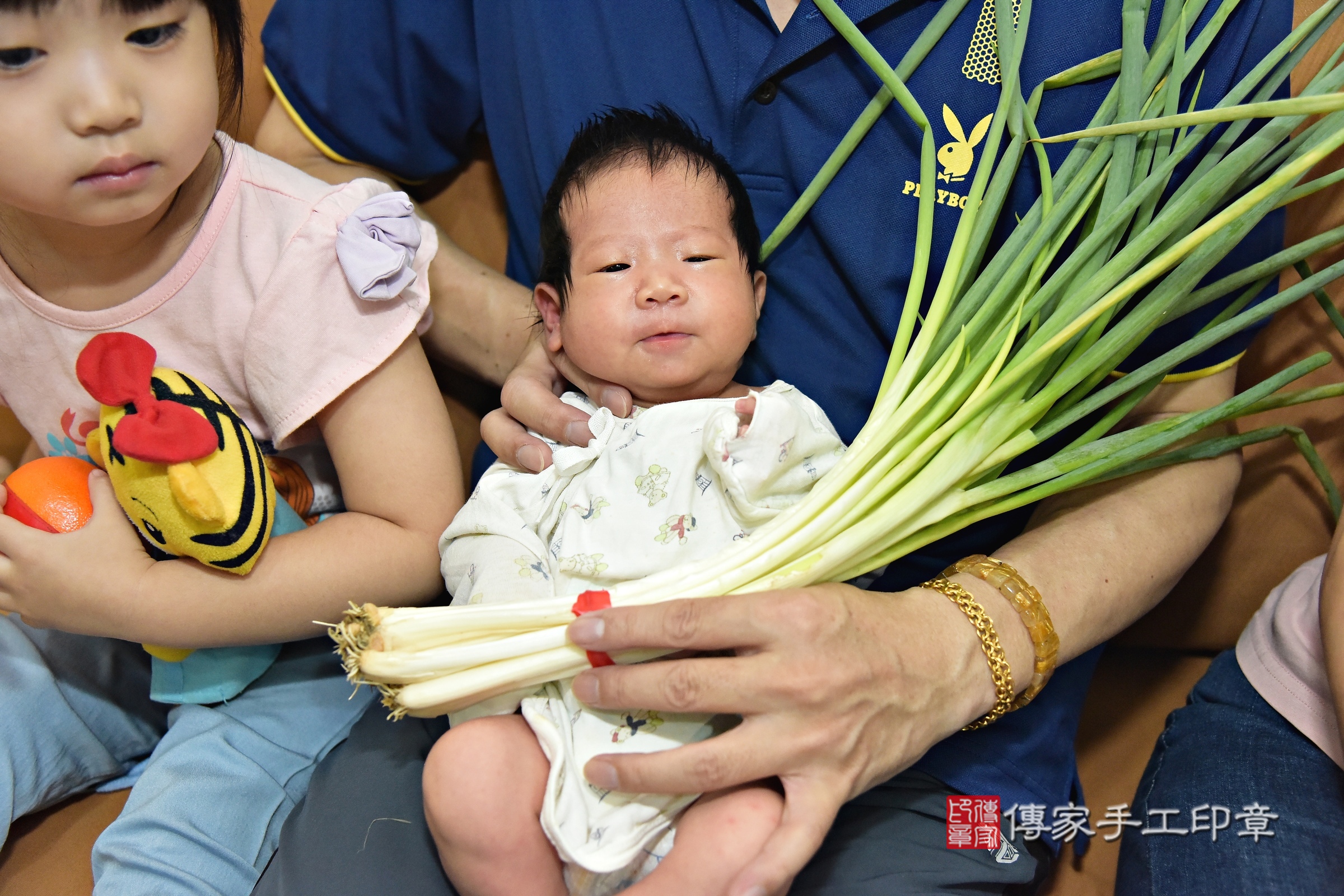 心心寶寶(新北市樹林區到府嬰兒心心寶寶滿月剃頭理髮、到府嬰兒剃胎毛儀式吉祥話)。到府剃頭剃胎毛主持、專業拍照、證書。★購買「臍帶章、肚臍章、胎毛筆刷印章」贈送：剃頭、收涎、抓周，三選一。2024.6.5，照片10