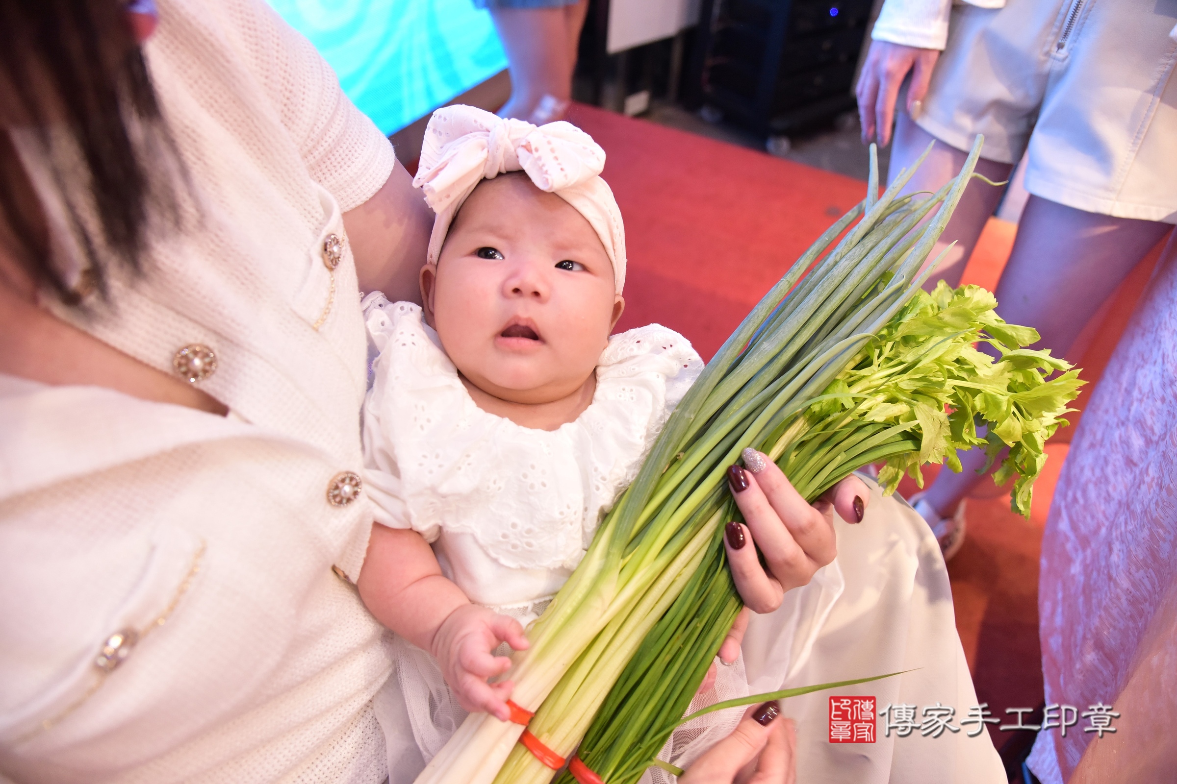 媗媗寶寶(台北市到府嬰兒媗媗寶寶滿月剃頭理髮、到府嬰兒剃胎毛儀式吉祥話)。到府剃頭剃胎毛主持、專業拍照、證書。★購買「臍帶章、肚臍章、胎毛筆刷印章」贈送：剃頭、收涎、抓周，三選一。2024.6.16，照片10