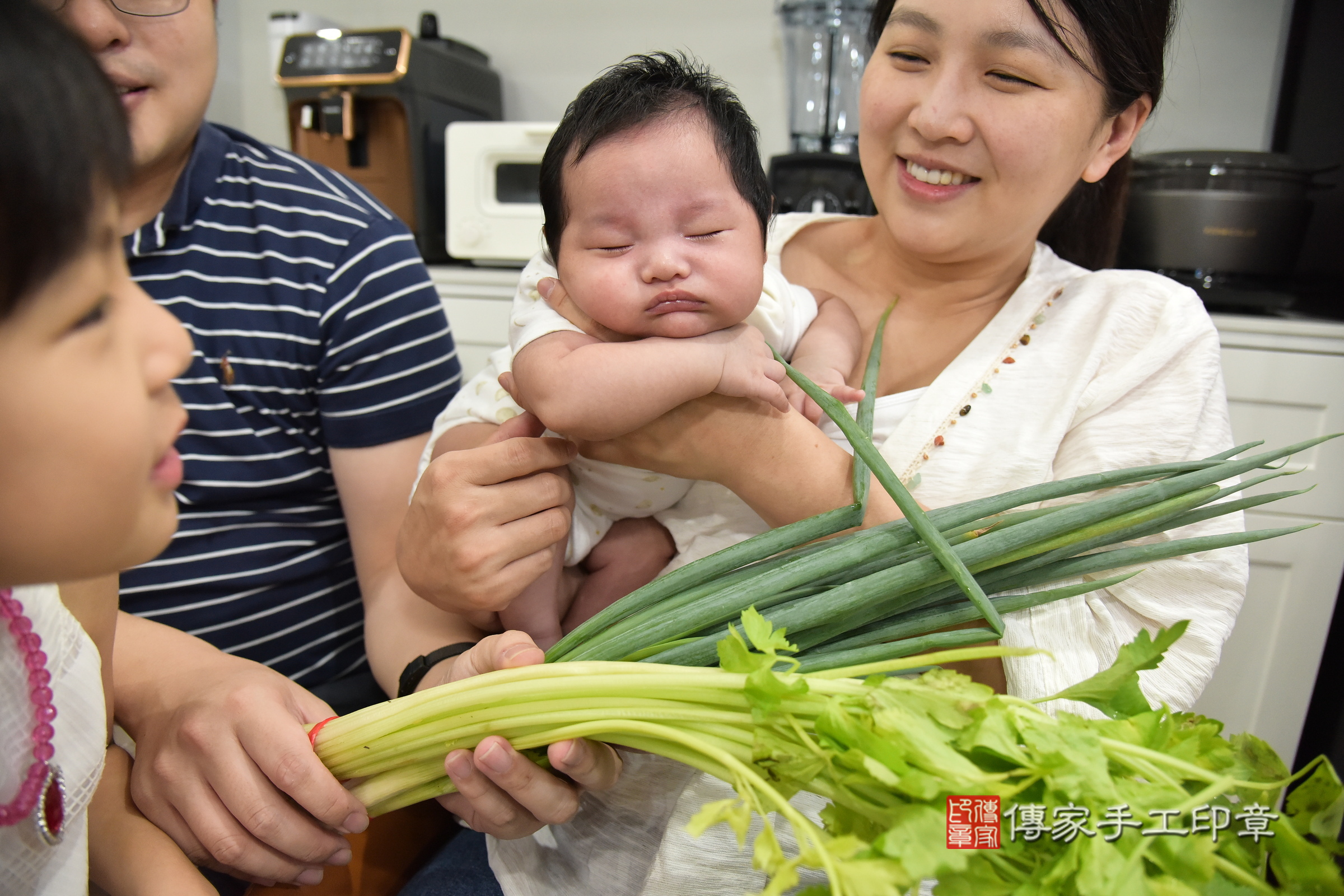 小齊寶寶(新北市新莊區到府嬰兒小齊寶寶滿月剃頭理髮、到府嬰兒剃胎毛儀式吉祥話)。到府剃頭剃胎毛主持、專業拍照、證書。★購買「臍帶章、肚臍章、胎毛筆刷印章」贈送：剃頭、收涎、抓周，三選一。2024.6.16，照片6