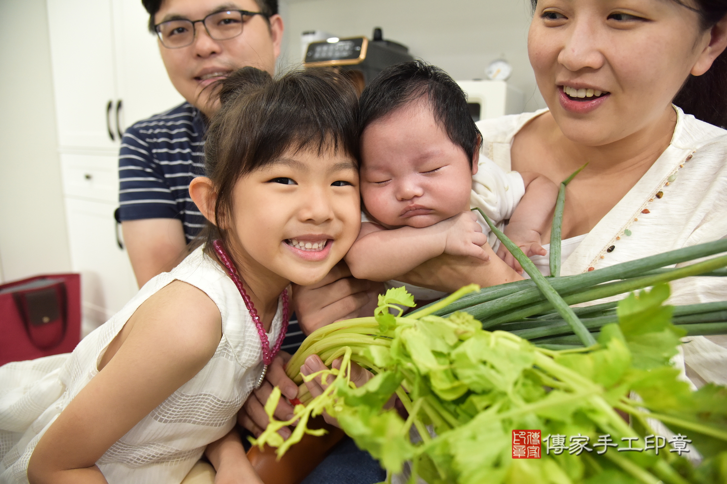 小齊寶寶(新北市新莊區到府嬰兒小齊寶寶滿月剃頭理髮、到府嬰兒剃胎毛儀式吉祥話)。到府剃頭剃胎毛主持、專業拍照、證書。★購買「臍帶章、肚臍章、胎毛筆刷印章」贈送：剃頭、收涎、抓周，三選一。2024.6.16，照片7