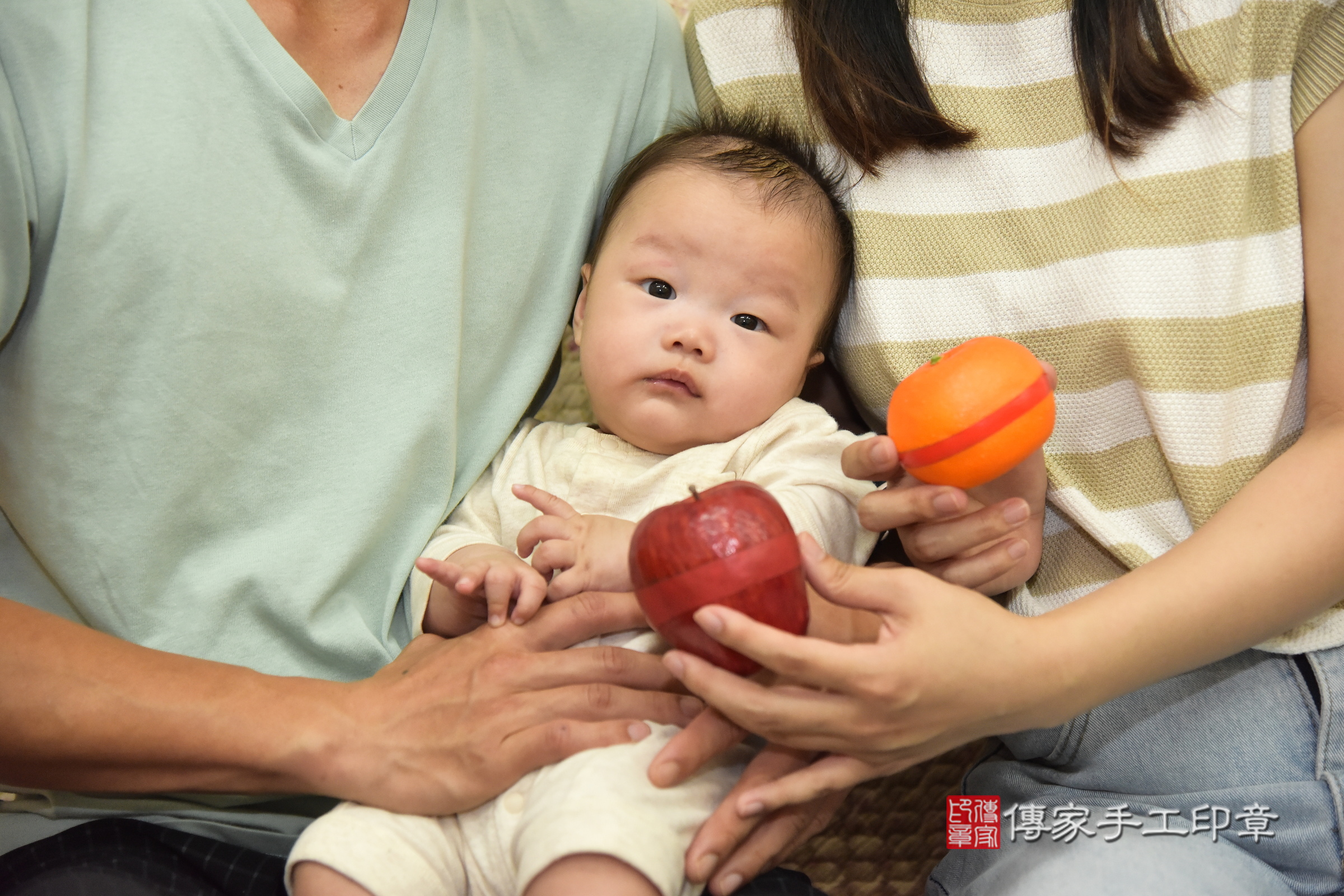 小淏寶寶(新北市中和區到府嬰兒小淏寶寶滿月剃頭理髮、到府嬰兒剃胎毛儀式吉祥話)。到府剃頭剃胎毛主持、專業拍照、證書。★購買「臍帶章、肚臍章、胎毛筆刷印章」贈送：剃頭、收涎、抓周，三選一。2024.6.18，照片7