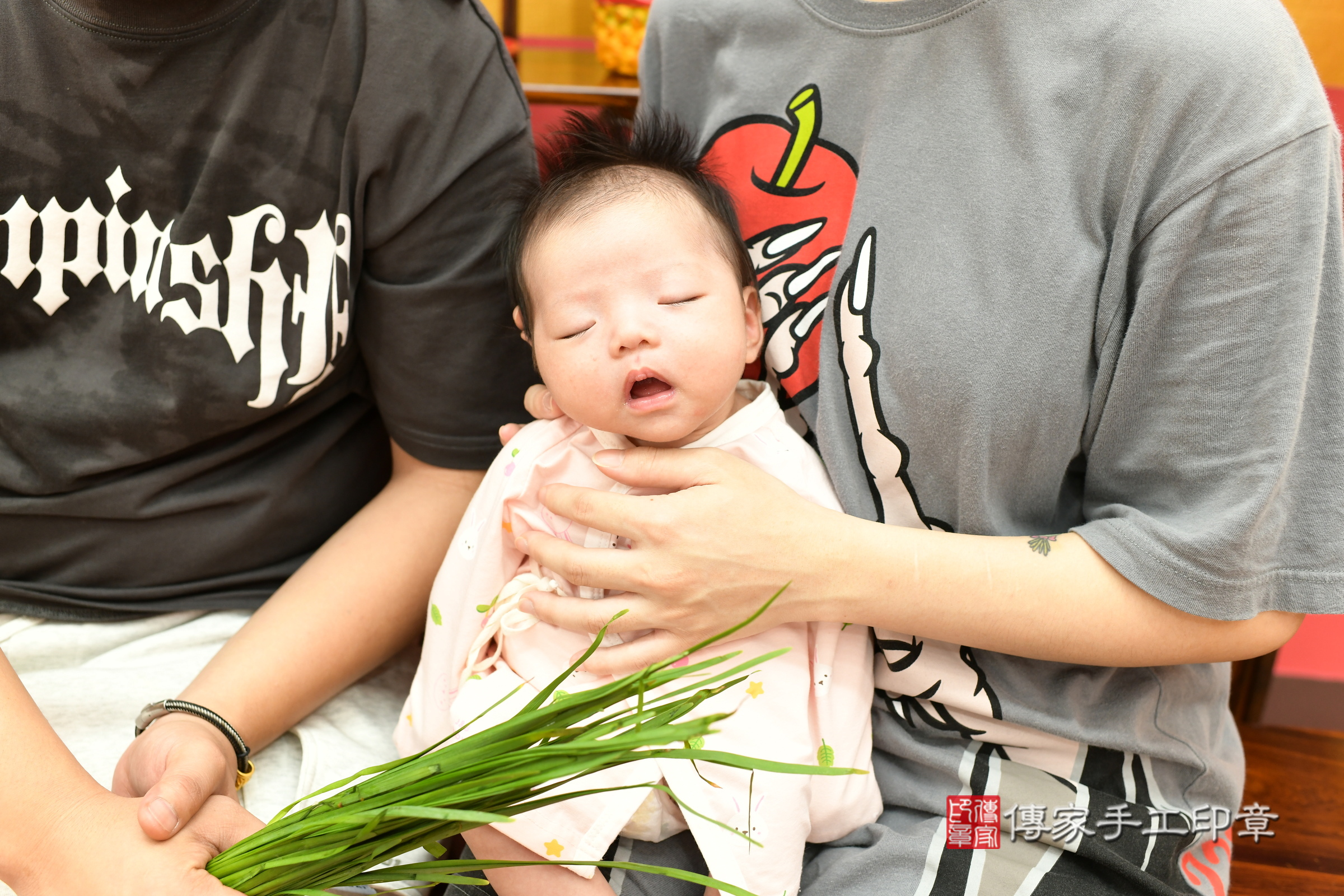 菲菲寶寶(新北市永和區嬰兒寶寶滿月剃頭理髮、嬰兒剃胎毛儀式吉祥話)。中國風會場，爸媽寶貝穿「日中韓」古裝禮服。專業拍照、證書。★購買「臍帶章、肚臍章、胎毛筆刷印章」贈送：剃頭、收涎、抓周，三選一。2024.6.22，照片7