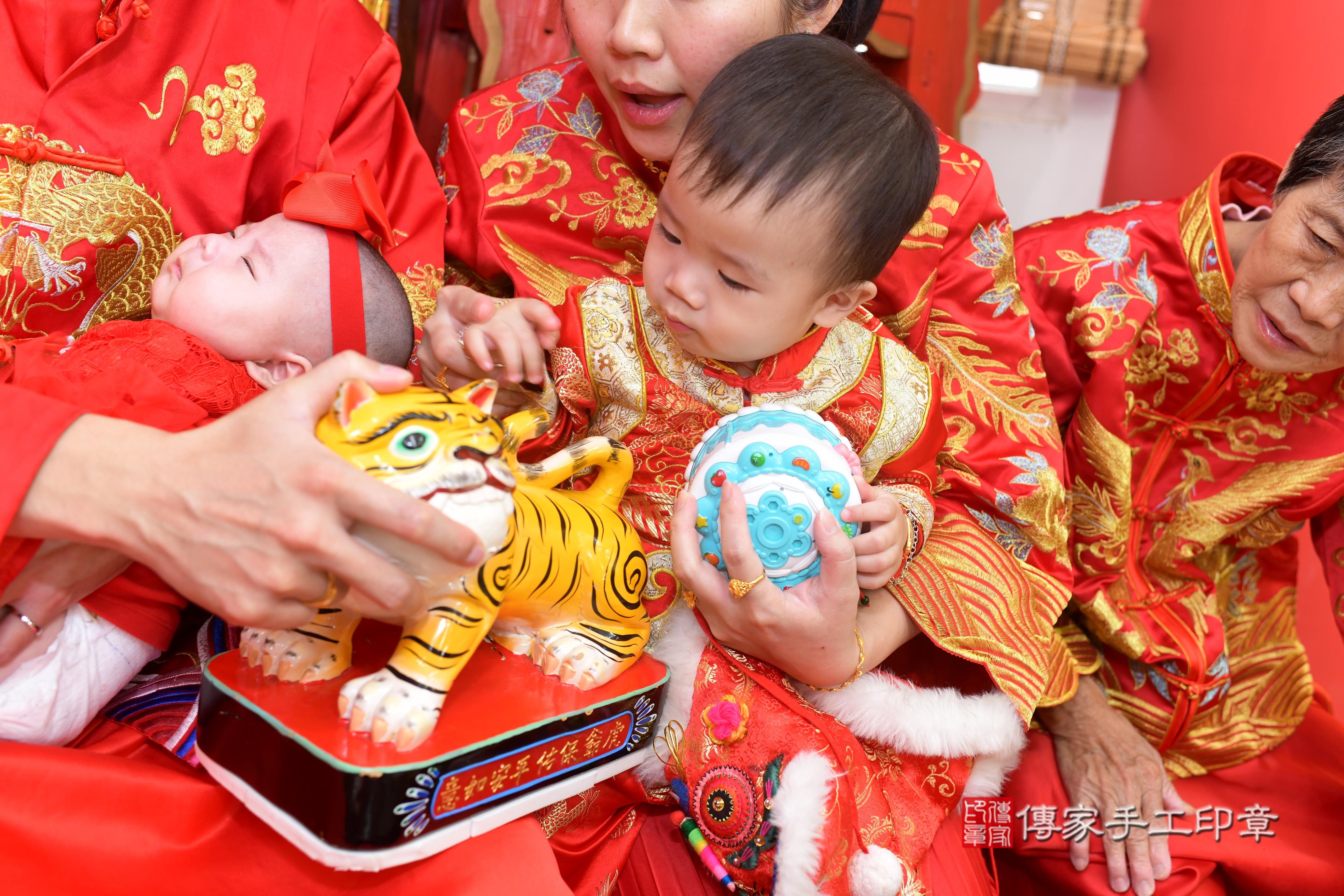 傳家手工印章高雄店、抓周、度脺、中國風會場、傳家嬰兒古禮、吉祥話、抓周道具物品24種、拍照。抓周證書。寶寶抓周、滿周歲、生日快樂、祝福