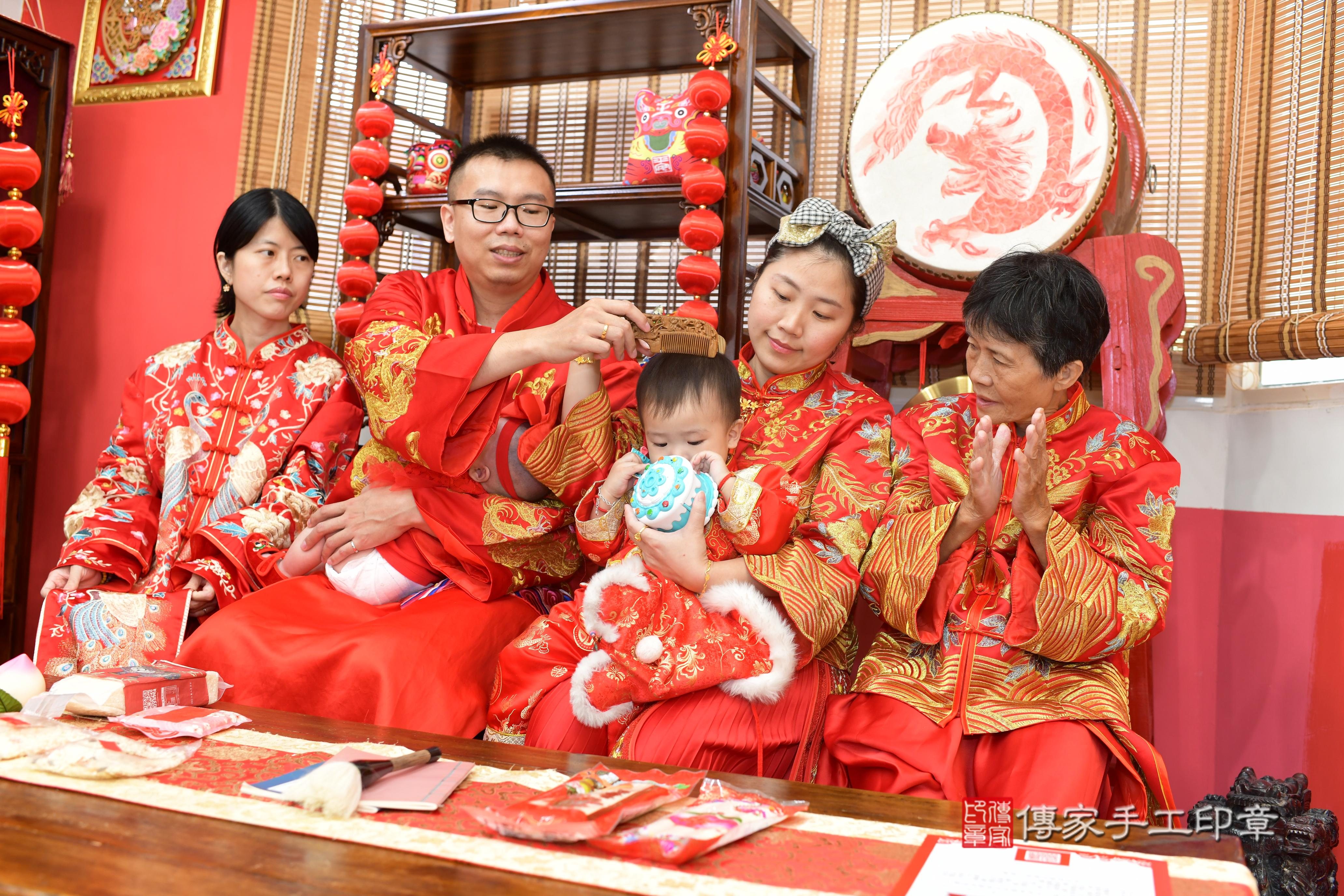 傳家手工印章高雄店、抓周、度脺、中國風會場、傳家嬰兒古禮、吉祥話、抓周道具物品24種、拍照。抓周證書。寶寶抓周、滿周歲、生日快樂、祝福