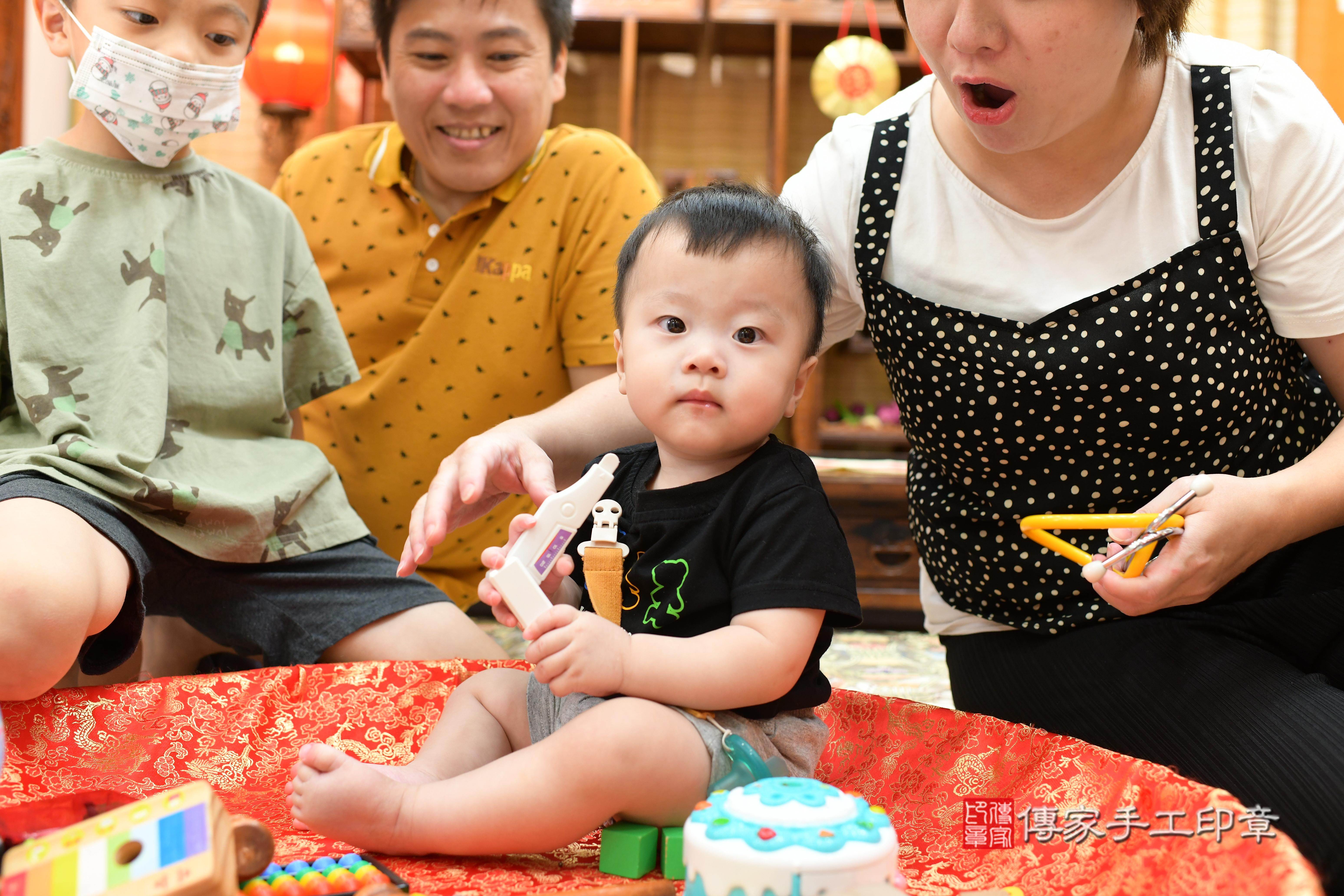 傳家手工印章台南店、抓周、度脺、中國風會場、傳家嬰兒古禮、吉祥話、抓周道具物品24種、拍照。抓周證書。寶寶抓周、滿周歲、生日快樂、祝福