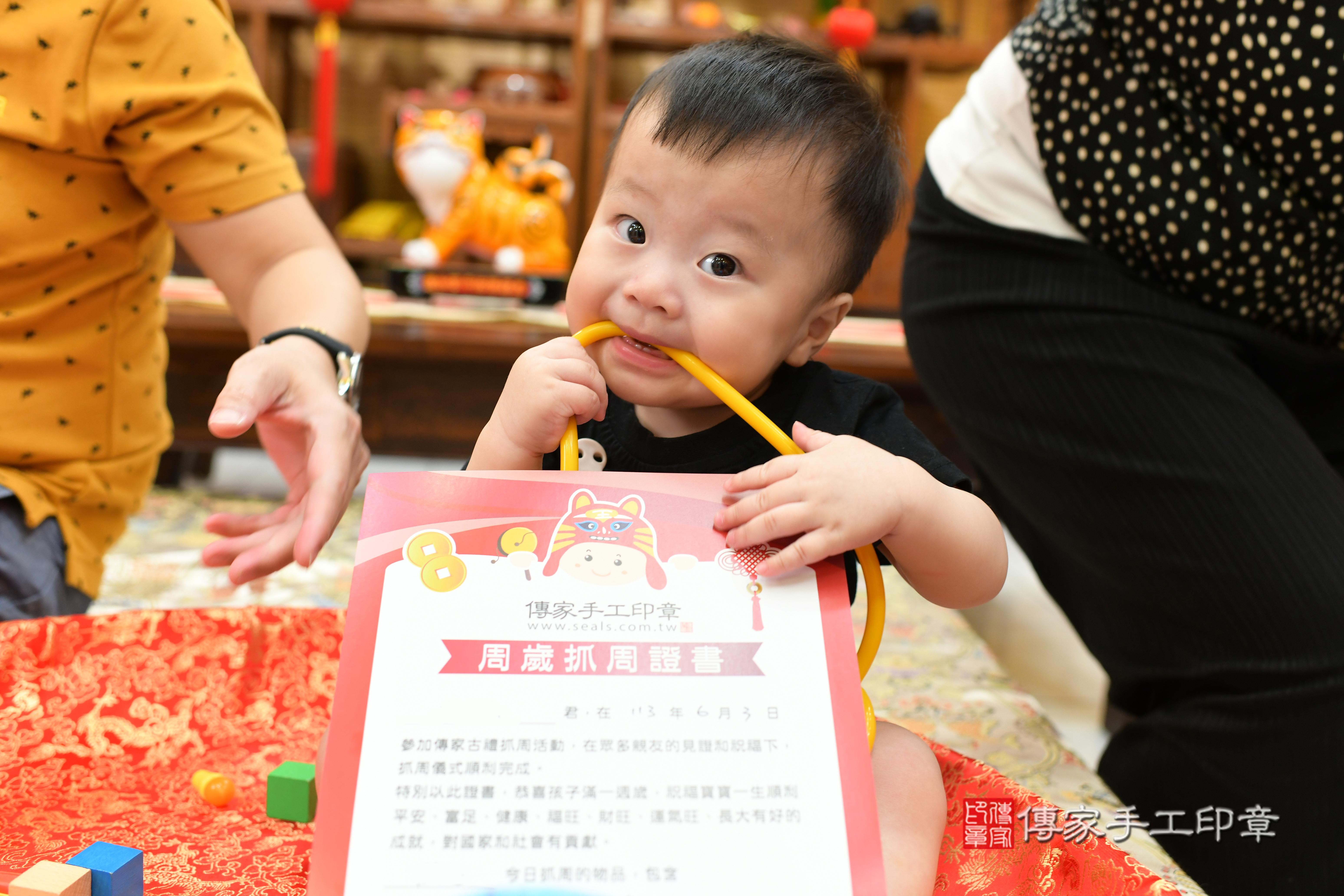 傳家手工印章台南店、抓周、度脺、中國風會場、傳家嬰兒古禮、吉祥話、抓周道具物品24種、拍照。抓周證書。寶寶抓周、滿周歲、生日快樂、祝福