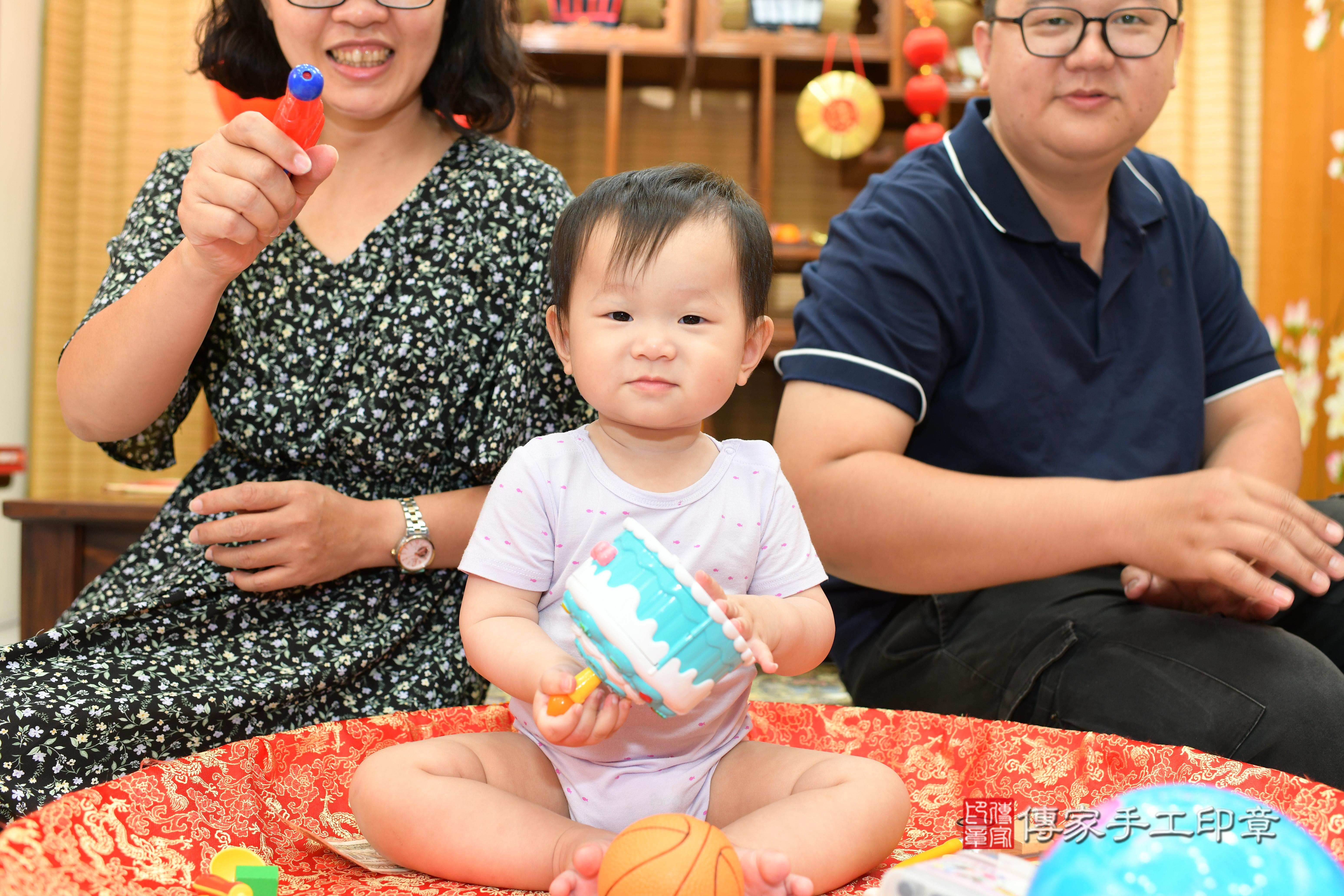 傳家手工印章台南店、抓周、度脺、中國風會場、傳家嬰兒古禮、吉祥話、抓周道具物品24種、拍照。抓周證書。寶寶抓周、滿周歲、生日快樂、祝福