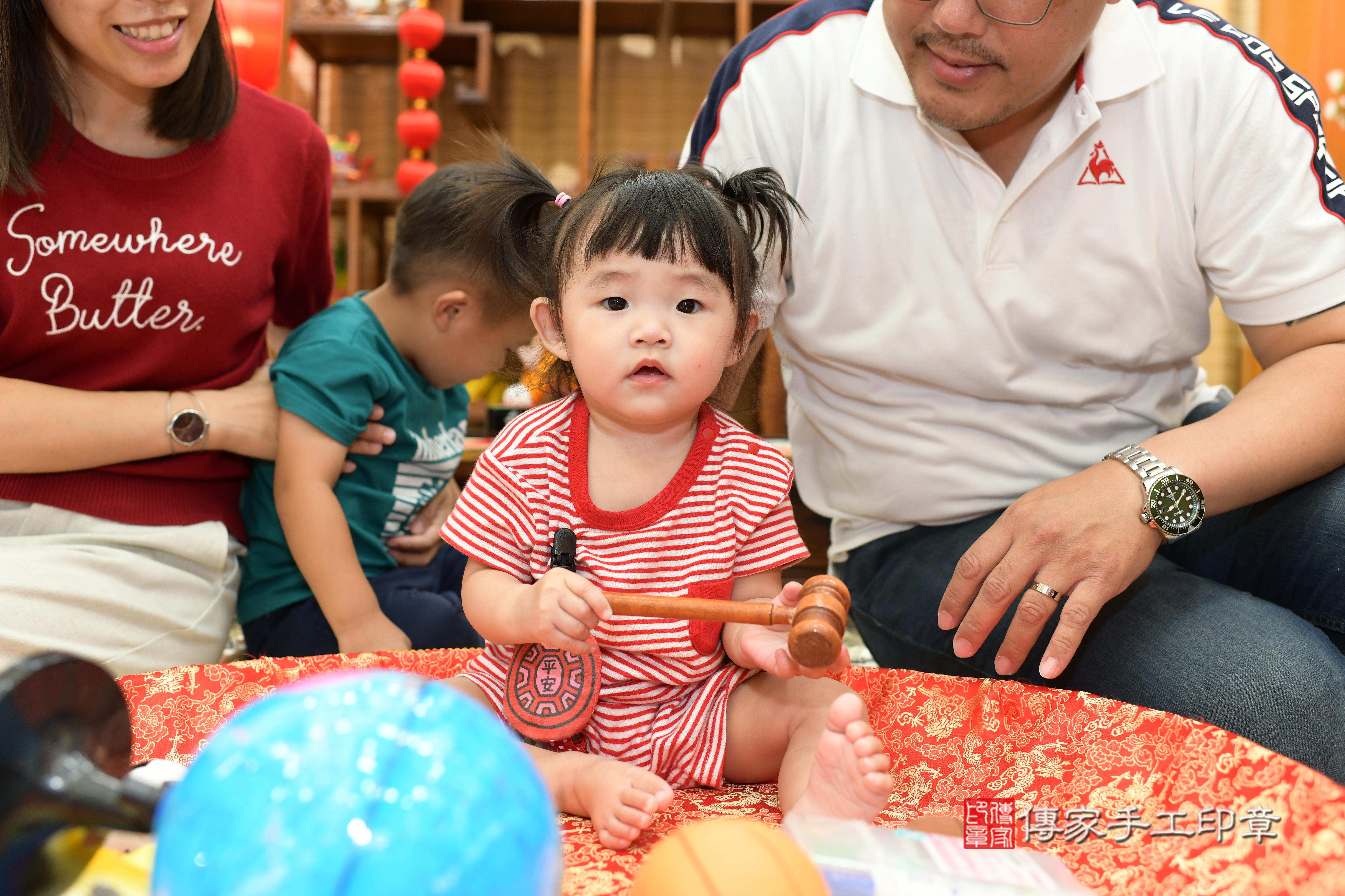 傳家手工印章台南店、抓周、度脺、中國風會場、傳家嬰兒古禮、吉祥話、抓周道具物品24種、拍照。抓周證書。寶寶抓周、滿周歲、生日快樂、祝福