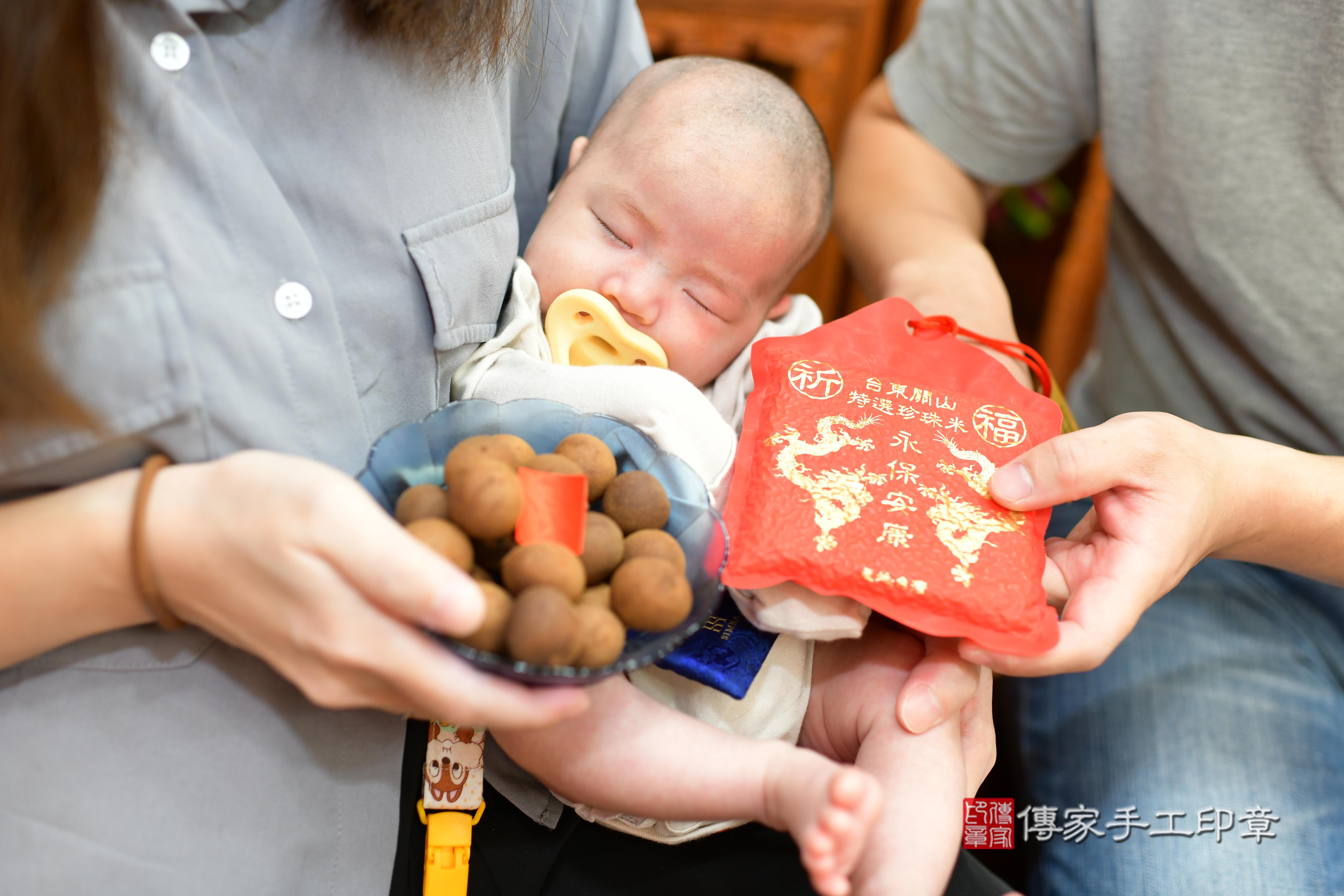 傳家手工印章台南店、抓周、度脺、中國風會場、傳家嬰兒古禮、吉祥話、抓周道具物品24種、拍照。抓周證書。寶寶抓周、滿周歲、生日快樂、祝福