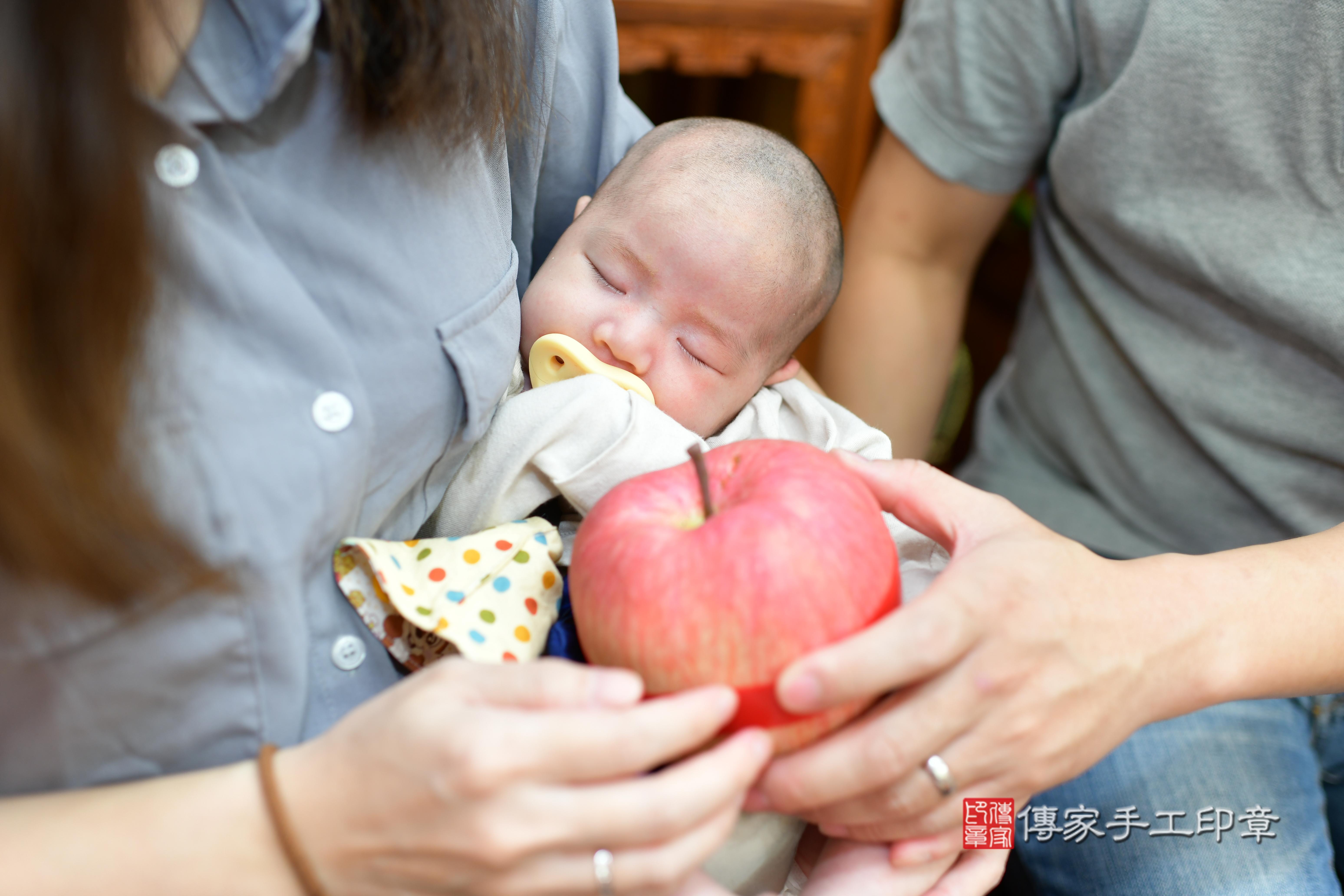 傳家手工印章台南店、抓周、度脺、中國風會場、傳家嬰兒古禮、吉祥話、抓周道具物品24種、拍照。抓周證書。寶寶抓周、滿周歲、生日快樂、祝福