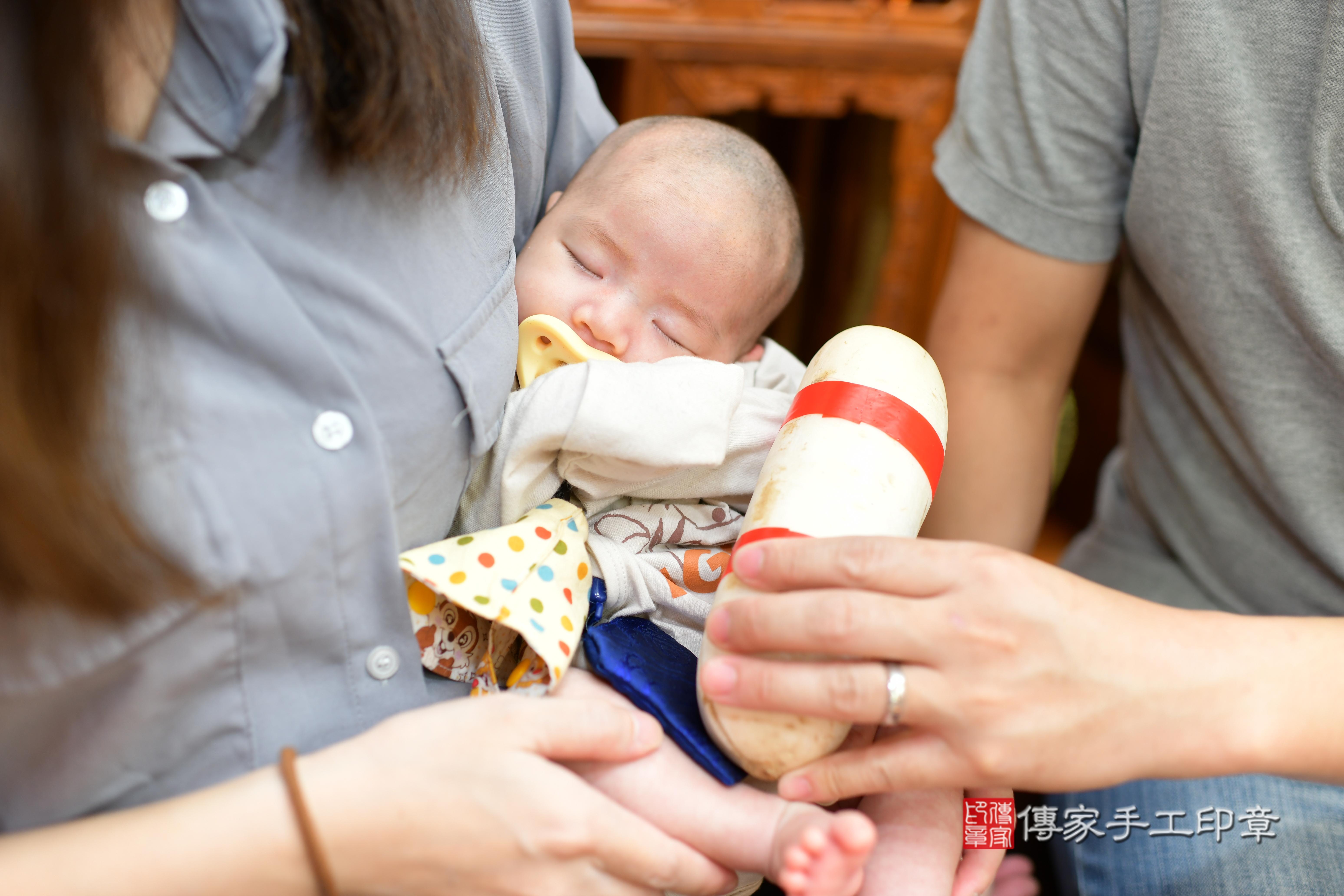 傳家手工印章台南店、抓周、度脺、中國風會場、傳家嬰兒古禮、吉祥話、抓周道具物品24種、拍照。抓周證書。寶寶抓周、滿周歲、生日快樂、祝福