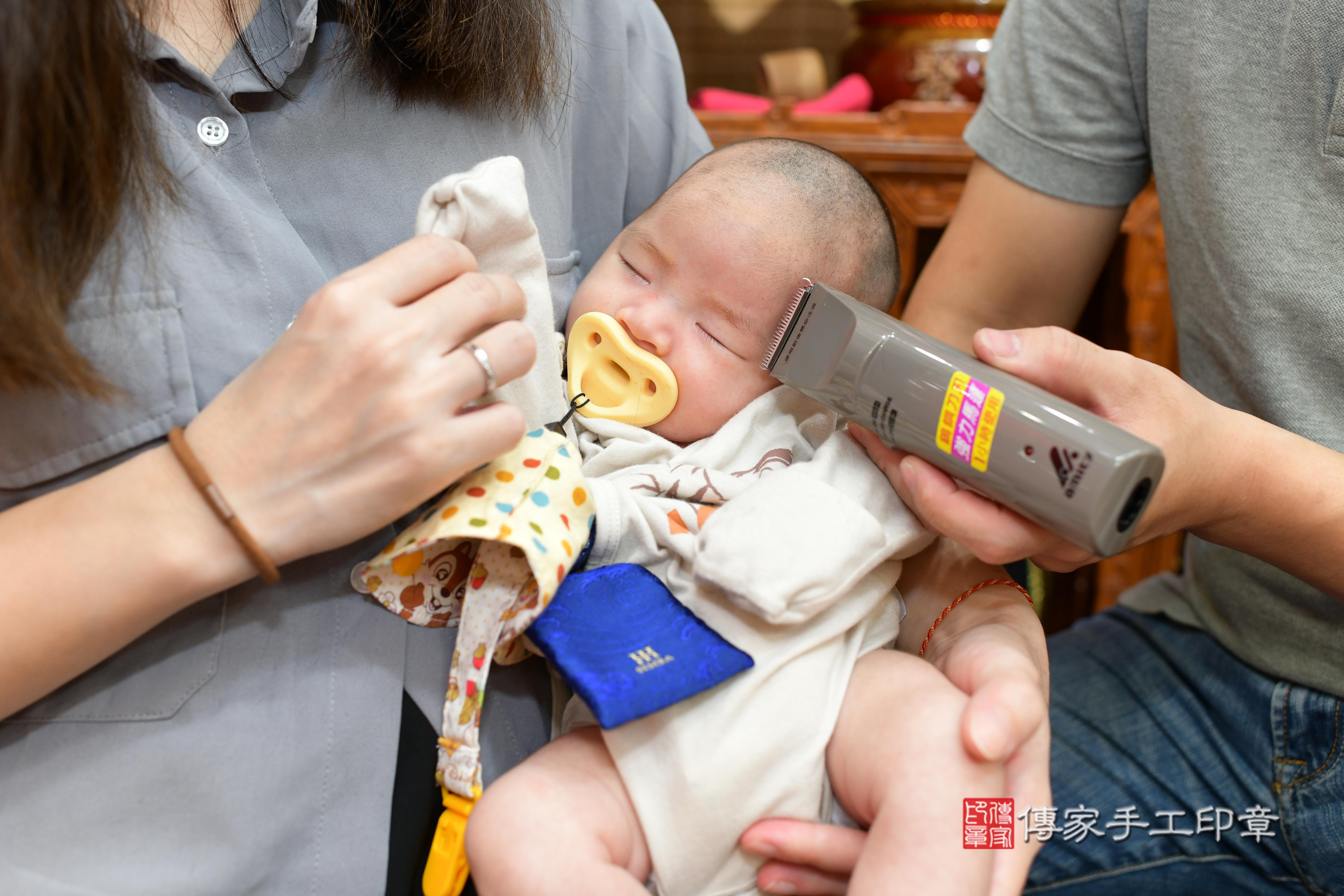 傳家手工印章台南店、抓周、度脺、中國風會場、傳家嬰兒古禮、吉祥話、抓周道具物品24種、拍照。抓周證書。寶寶抓周、滿周歲、生日快樂、祝福