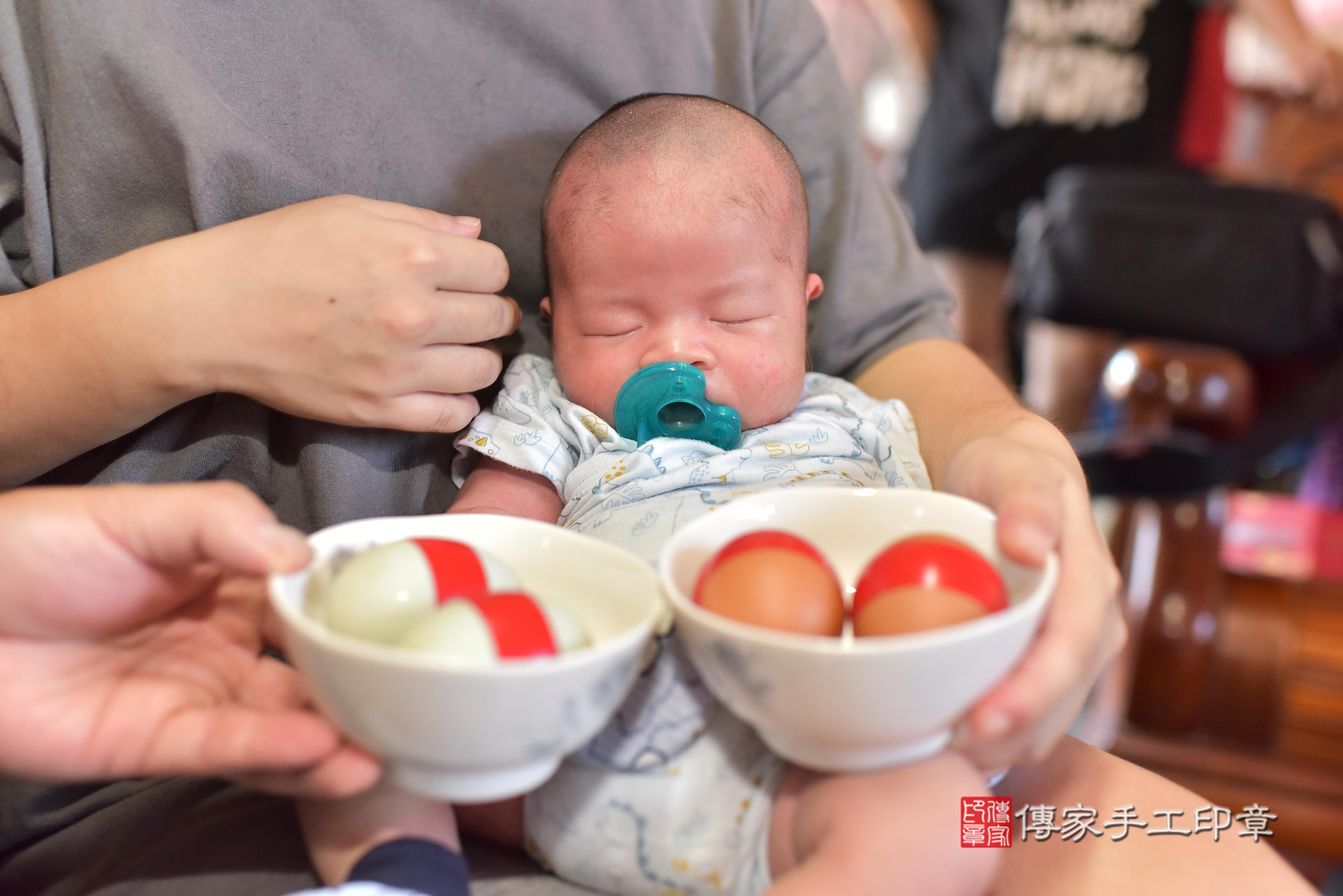 傳家手工印章台南店、抓周、度脺、中國風會場、傳家嬰兒古禮、吉祥話、抓周道具物品24種、拍照。抓周證書。寶寶抓周、滿周歲、生日快樂、祝福