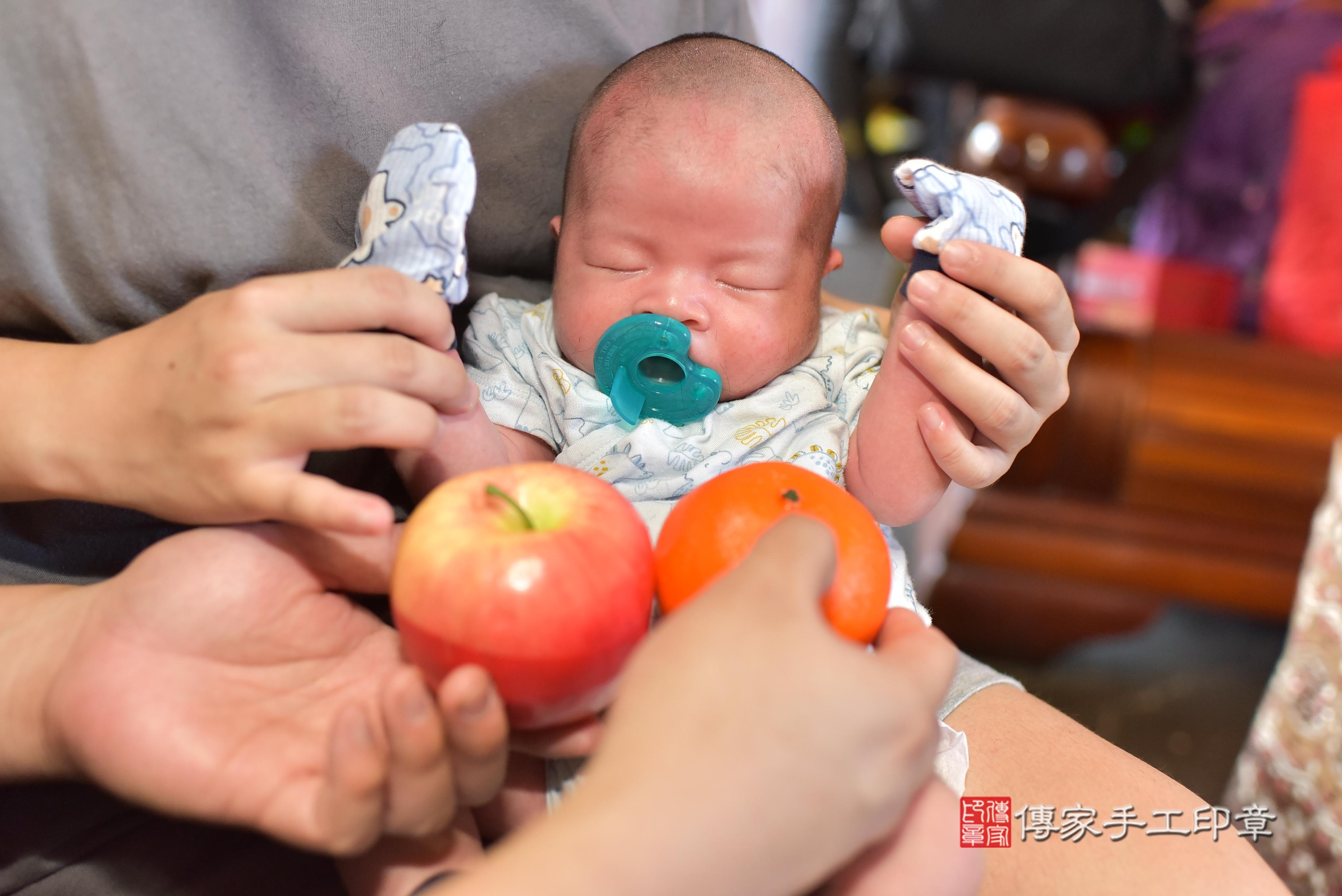 傳家手工印章台南店、抓周、度脺、中國風會場、傳家嬰兒古禮、吉祥話、抓周道具物品24種、拍照。抓周證書。寶寶抓周、滿周歲、生日快樂、祝福