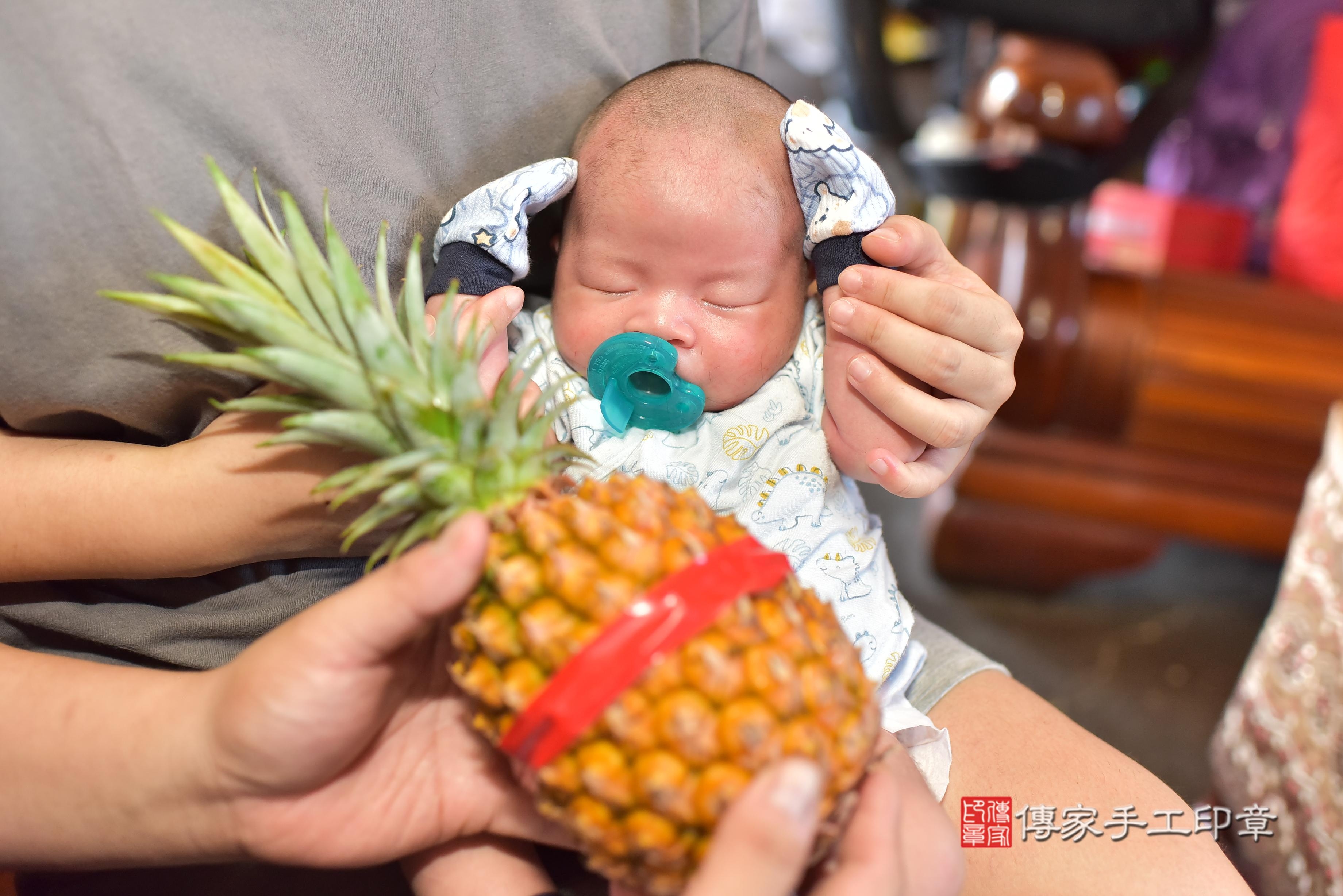 傳家手工印章台南店、抓周、度脺、中國風會場、傳家嬰兒古禮、吉祥話、抓周道具物品24種、拍照。抓周證書。寶寶抓周、滿周歲、生日快樂、祝福