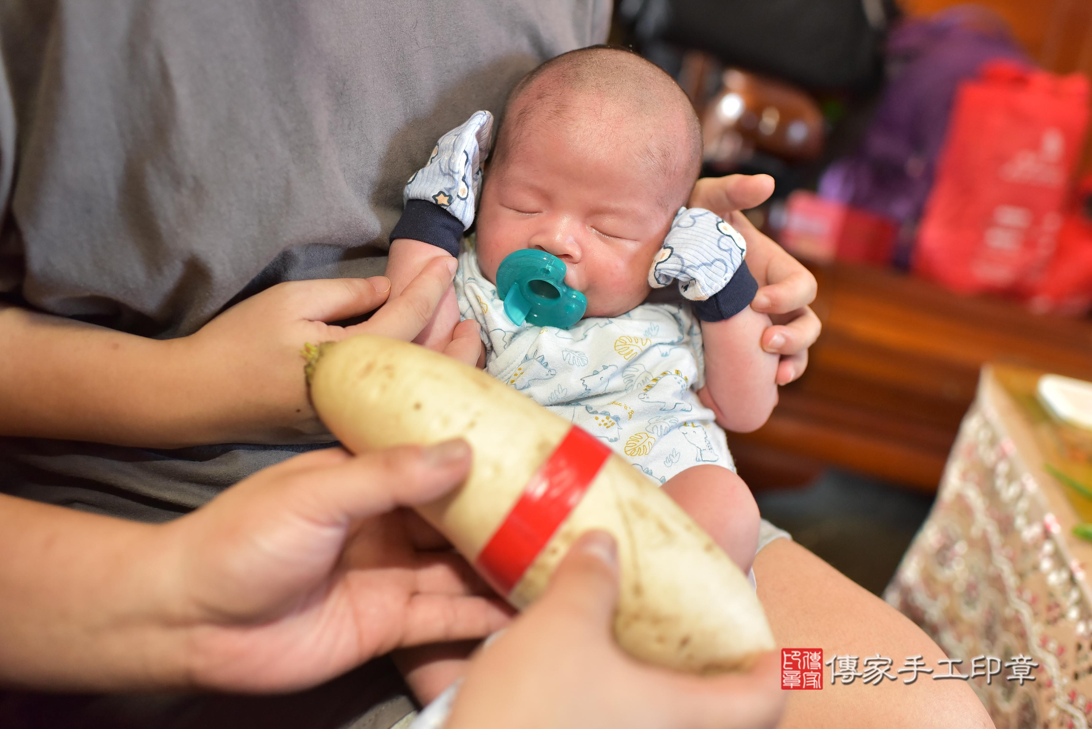 傳家手工印章台南店、抓周、度脺、中國風會場、傳家嬰兒古禮、吉祥話、抓周道具物品24種、拍照。抓周證書。寶寶抓周、滿周歲、生日快樂、祝福