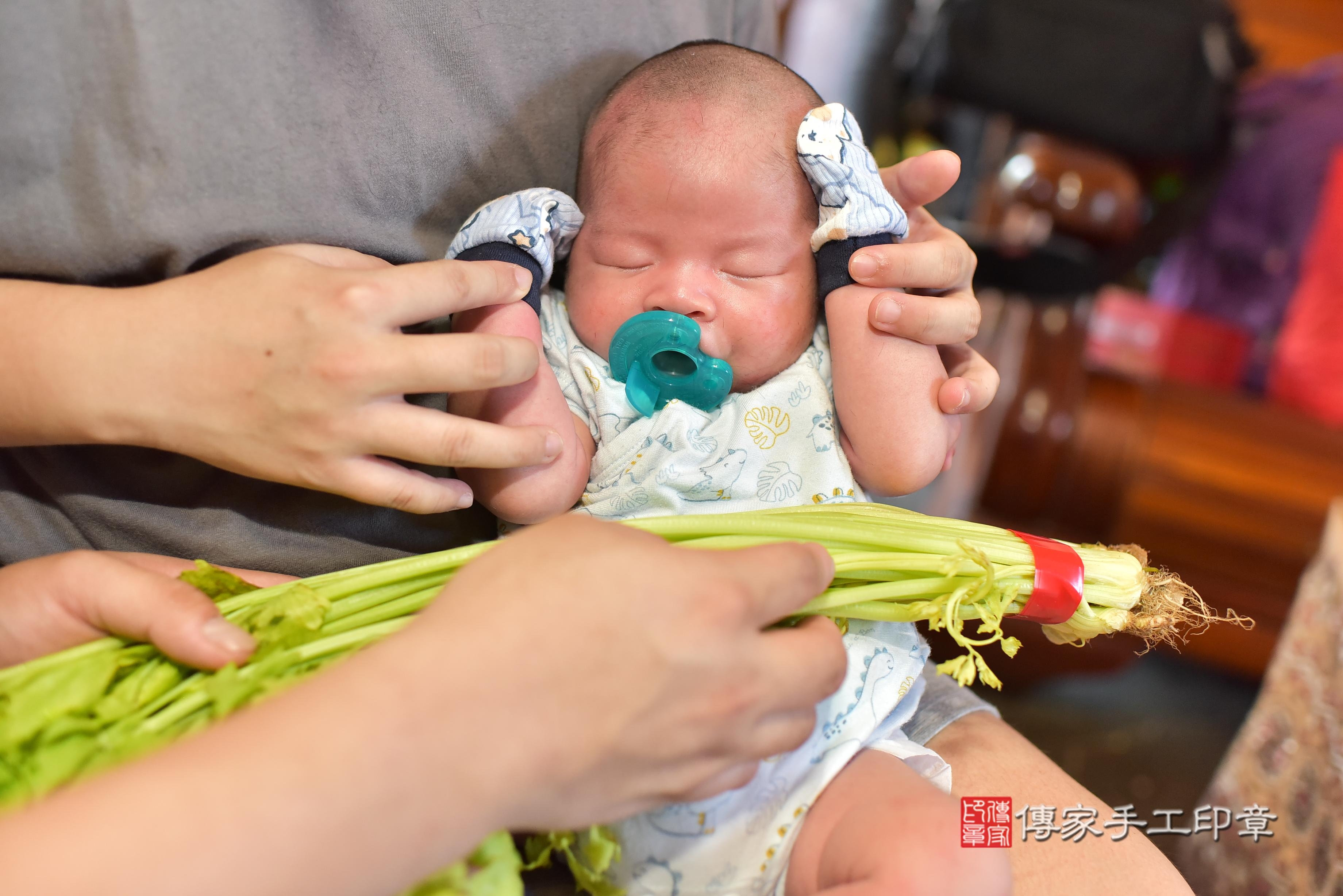 傳家手工印章台南店、抓周、度脺、中國風會場、傳家嬰兒古禮、吉祥話、抓周道具物品24種、拍照。抓周證書。寶寶抓周、滿周歲、生日快樂、祝福