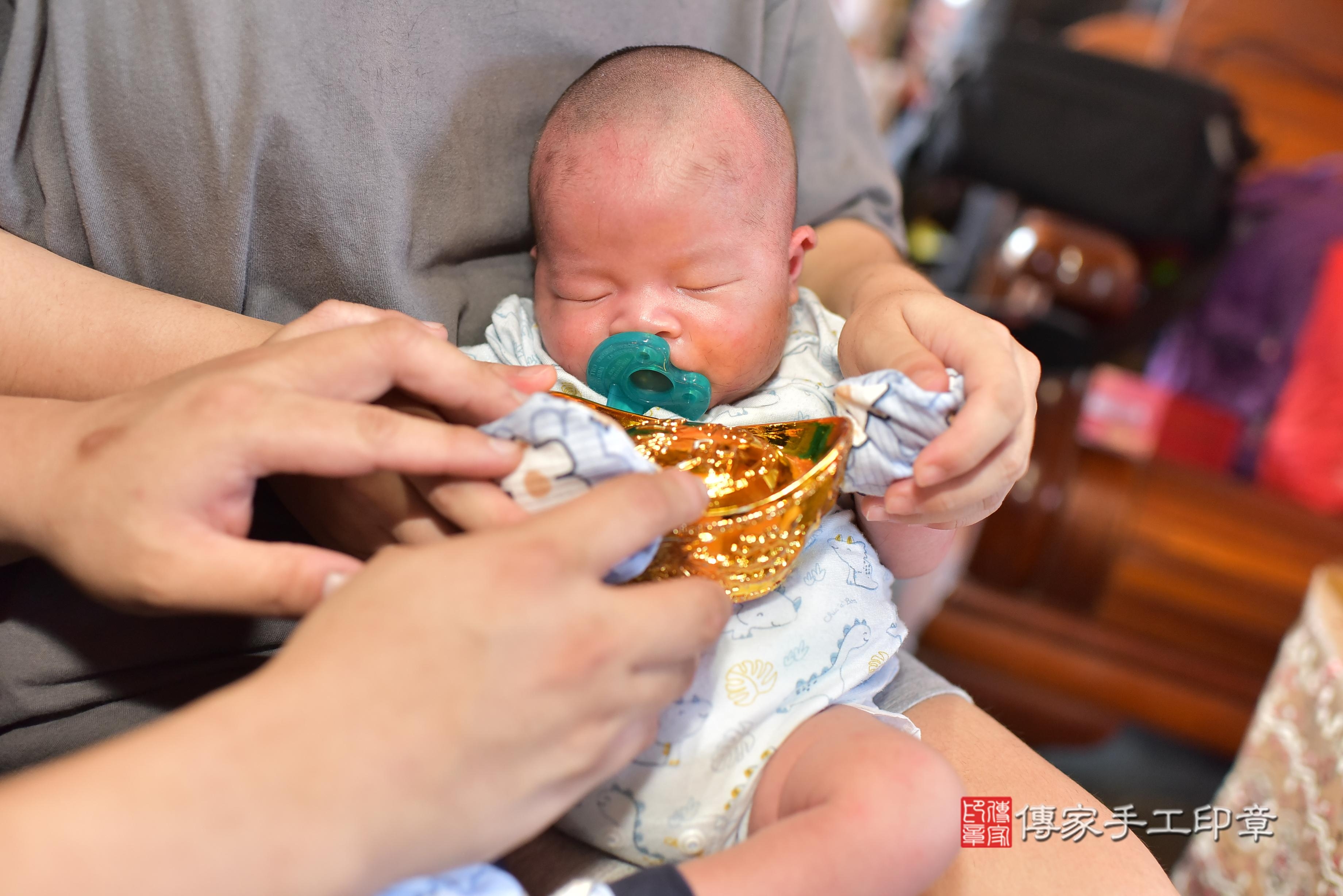 傳家手工印章台南店、抓周、度脺、中國風會場、傳家嬰兒古禮、吉祥話、抓周道具物品24種、拍照。抓周證書。寶寶抓周、滿周歲、生日快樂、祝福