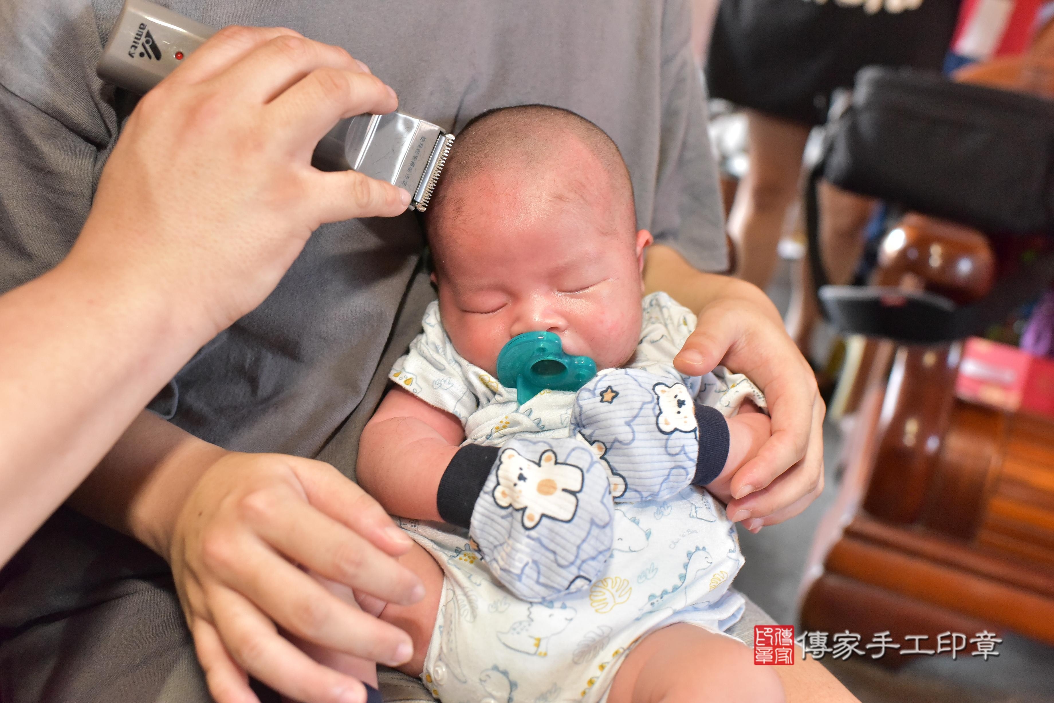 傳家手工印章台南店、抓周、度脺、中國風會場、傳家嬰兒古禮、吉祥話、抓周道具物品24種、拍照。抓周證書。寶寶抓周、滿周歲、生日快樂、祝福