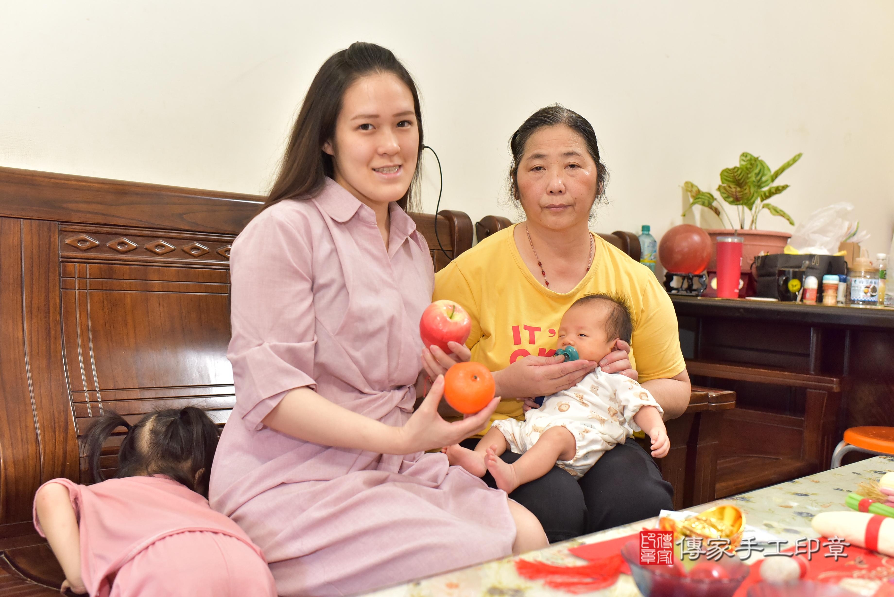 傳家手工印章台南店、抓周、度脺、中國風會場、傳家嬰兒古禮、吉祥話、抓周道具物品24種、拍照。抓周證書。寶寶抓周、滿周歲、生日快樂、祝福