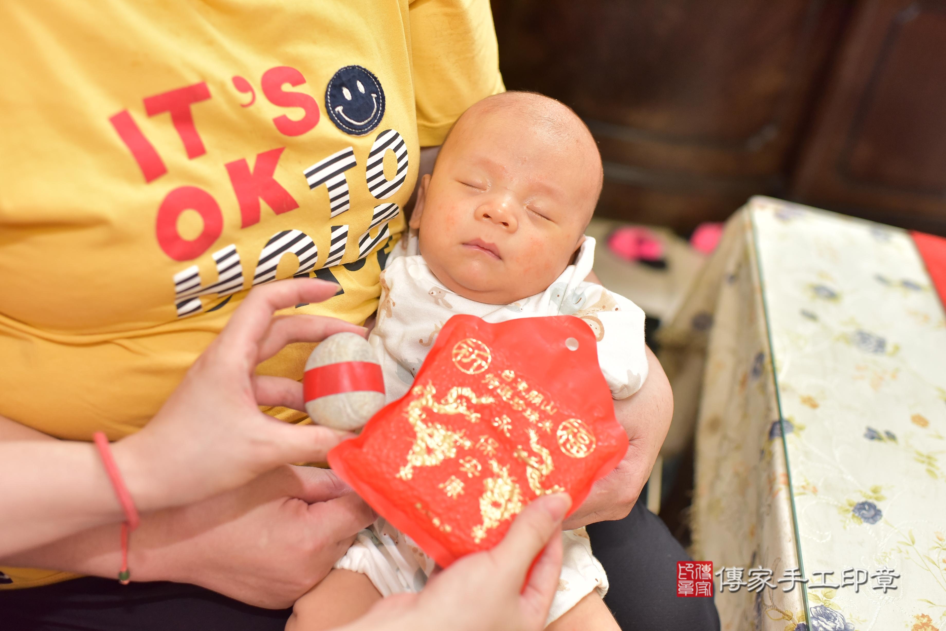 傳家手工印章台南店、抓周、度脺、中國風會場、傳家嬰兒古禮、吉祥話、抓周道具物品24種、拍照。抓周證書。寶寶抓周、滿周歲、生日快樂、祝福