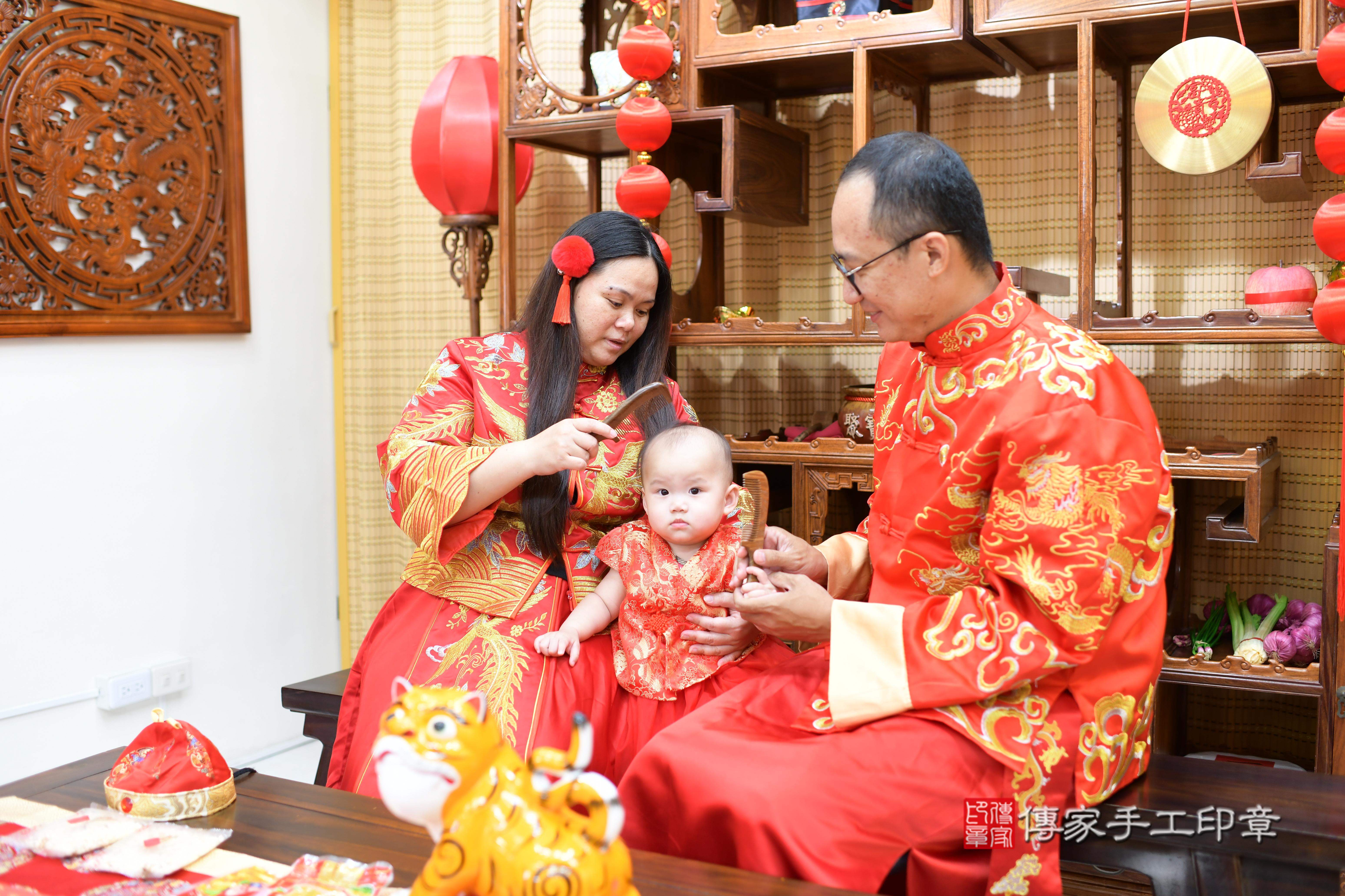 傳家手工印章台南店、抓周、度脺、中國風會場、傳家嬰兒古禮、吉祥話、抓周道具物品24種、拍照。抓周證書。寶寶抓周、滿周歲、生日快樂、祝福