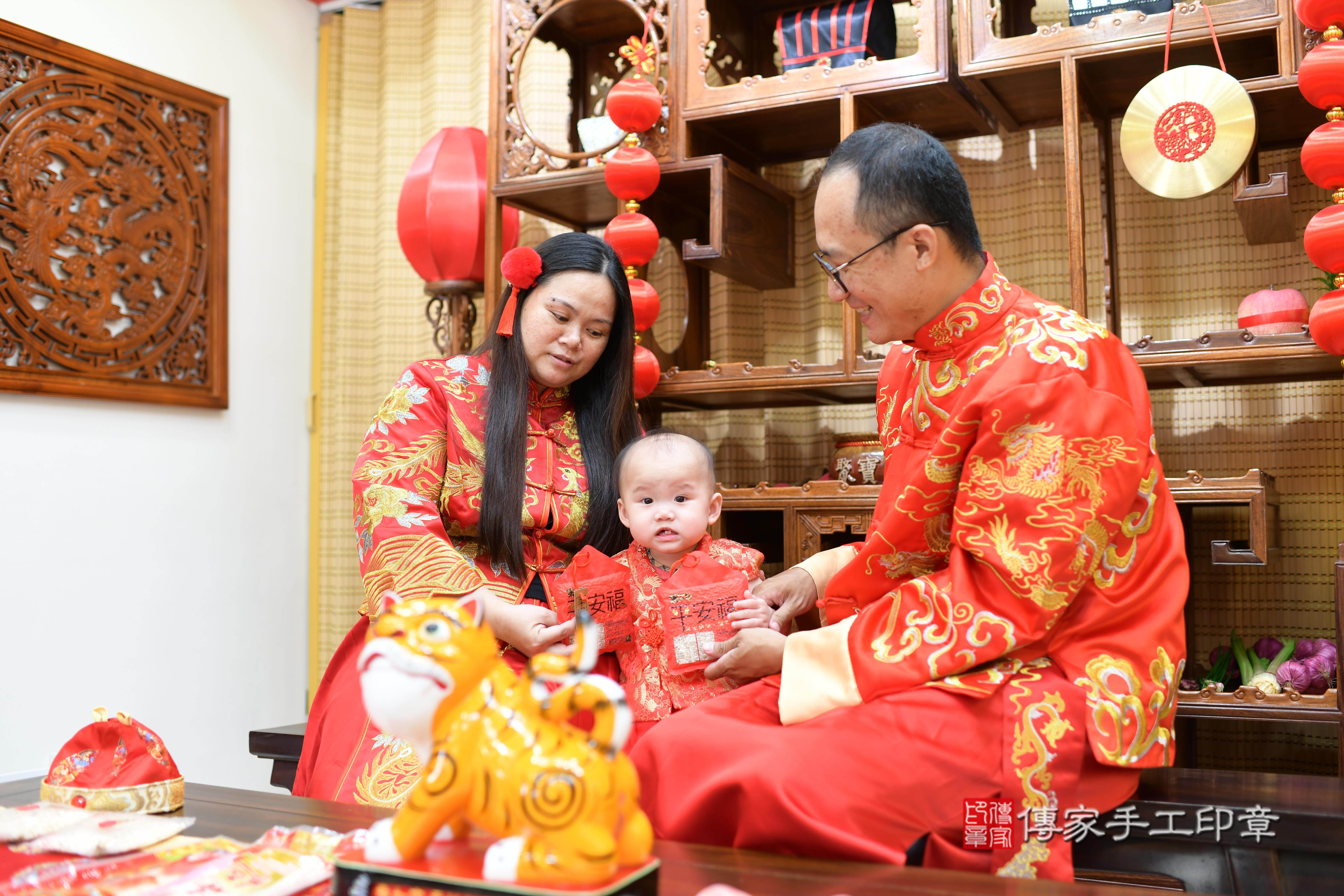 傳家手工印章台南店、抓周、度脺、中國風會場、傳家嬰兒古禮、吉祥話、抓周道具物品24種、拍照。抓周證書。寶寶抓周、滿周歲、生日快樂、祝福