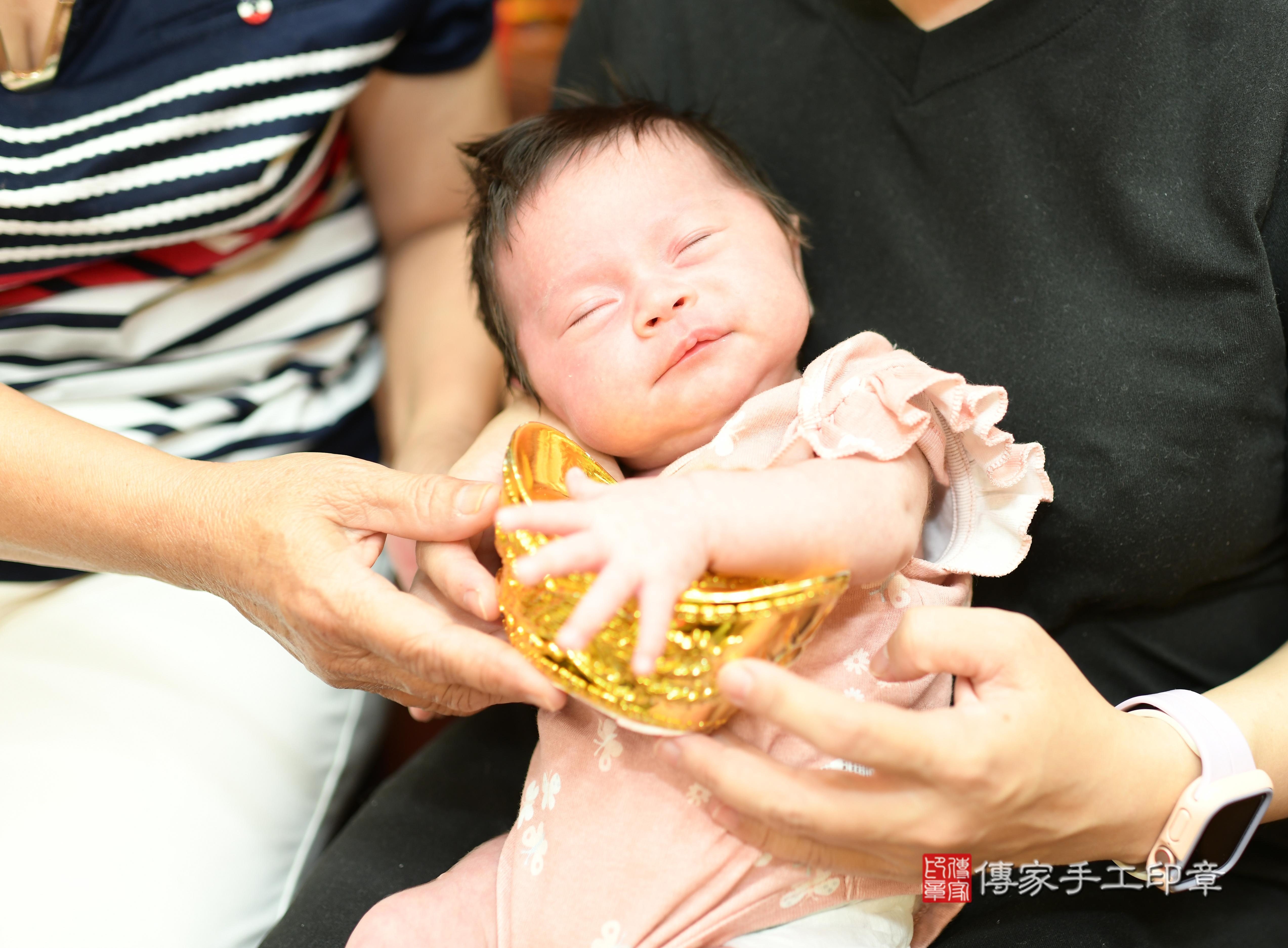 傳家手工印章台南店、抓周、度脺、中國風會場、傳家嬰兒古禮、吉祥話、抓周道具物品24種、拍照。抓周證書。寶寶抓周、滿周歲、生日快樂、祝福