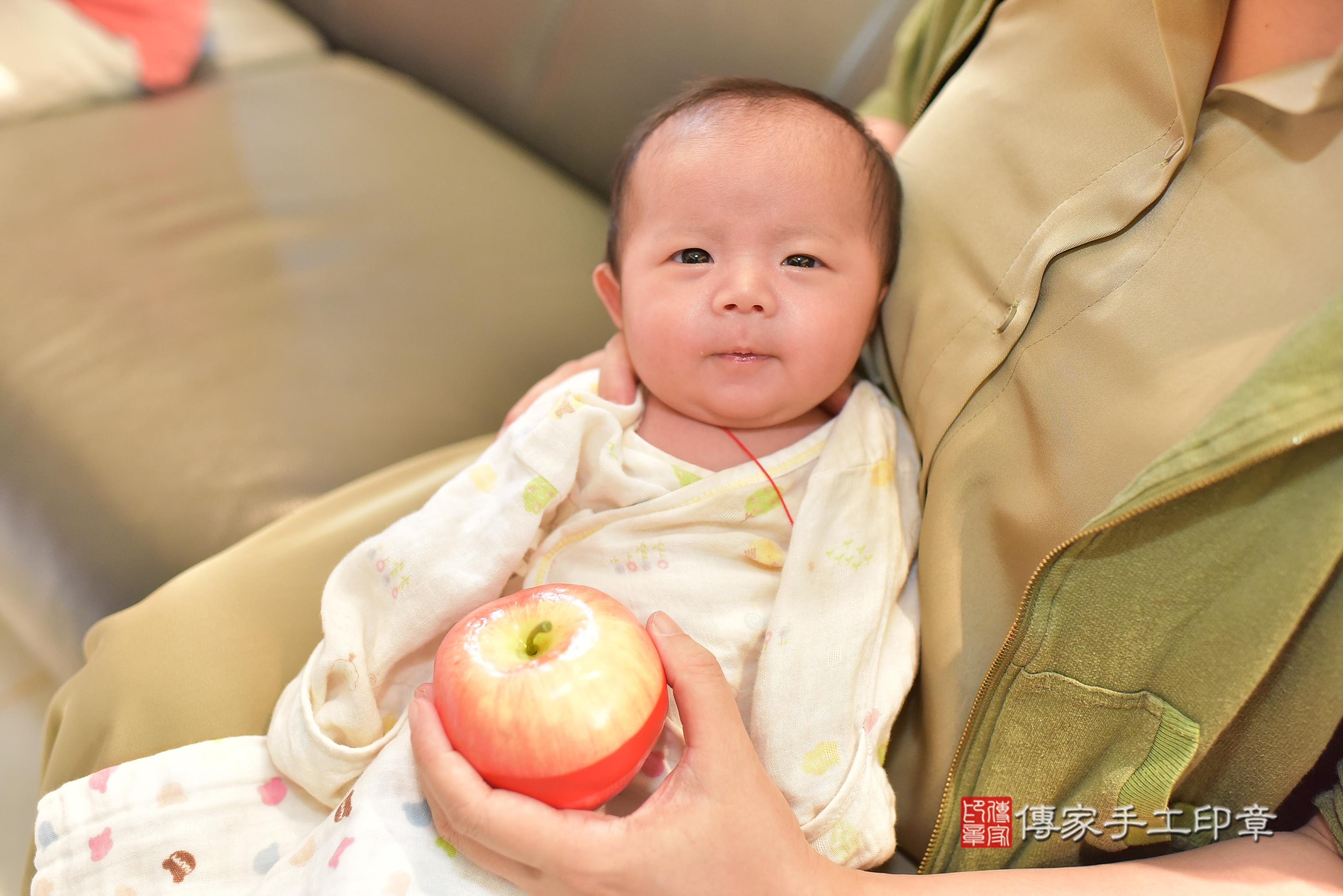 傳家手工印章台南店、抓周、度脺、中國風會場、傳家嬰兒古禮、吉祥話、抓周道具物品24種、拍照。抓周證書。寶寶抓周、滿周歲、生日快樂、祝福