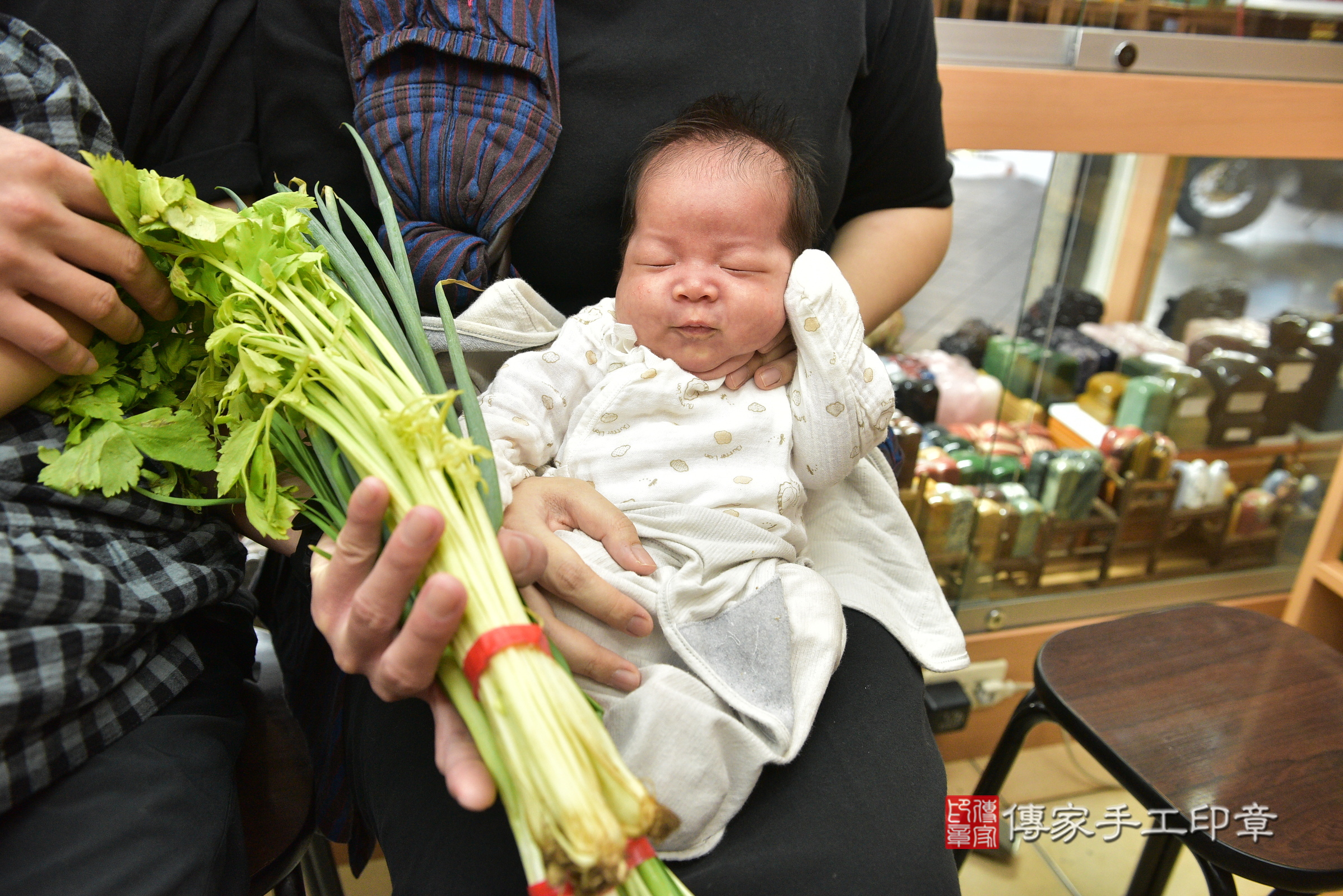 小桀寶寶(新北市永和區嬰兒寶寶滿月剃頭理髮、嬰兒剃胎毛儀式吉祥話)。中國風會場，爸媽寶貝穿「日中韓」古裝禮服。專業拍照、證書。★購買「臍帶章、肚臍章、胎毛筆刷印章」贈送：剃頭、收涎、抓周，三選一。2024.6.26，照片13