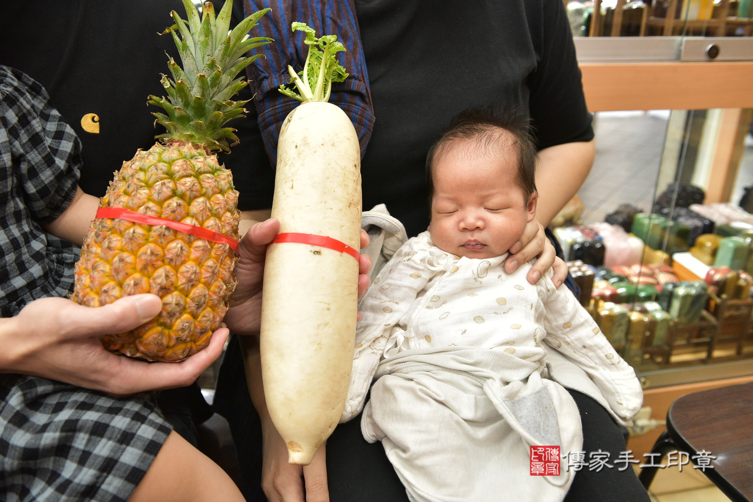 小桀寶寶(新北市永和區嬰兒寶寶滿月剃頭理髮、嬰兒剃胎毛儀式吉祥話)。中國風會場，爸媽寶貝穿「日中韓」古裝禮服。專業拍照、證書。★購買「臍帶章、肚臍章、胎毛筆刷印章」贈送：剃頭、收涎、抓周，三選一。2024.6.26，照片15