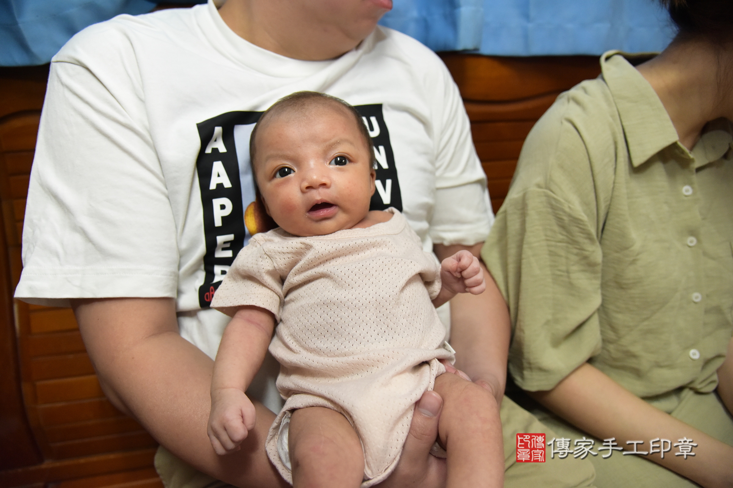 小涵寶寶(新北市板橋區到府嬰兒小涵寶寶滿月剃頭理髮、到府嬰兒剃胎毛儀式吉祥話)。到府剃頭剃胎毛主持、專業拍照、證書。★購買「臍帶章、肚臍章、胎毛筆刷印章」贈送：剃頭、收涎、抓周，三選一。2024.6.29，照片2