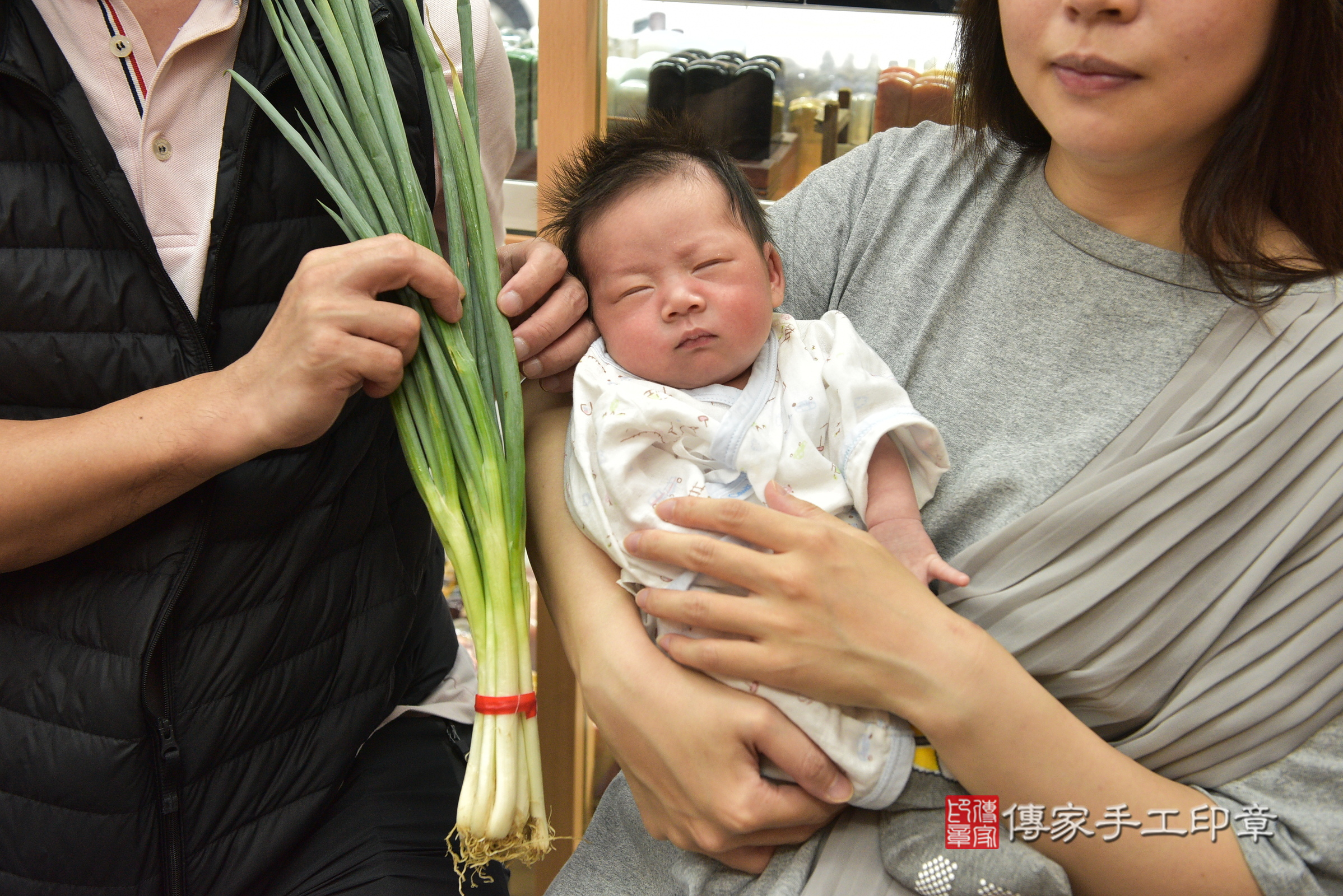 辰辰寶寶(新北市永和區嬰兒寶寶滿月剃頭理髮、嬰兒剃胎毛儀式吉祥話)。中國風會場，爸媽寶貝穿「日中韓」古裝禮服。專業拍照、證書。★購買「臍帶章、肚臍章、胎毛筆刷印章」贈送：剃頭、收涎、抓周，三選一。2024.6.27，照片8