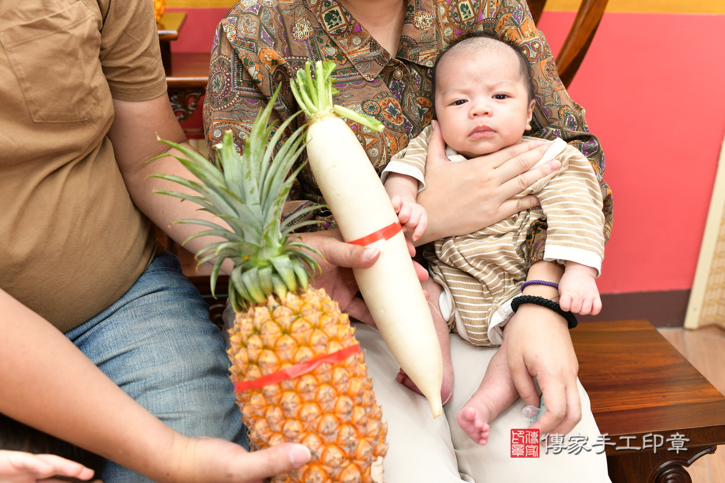 小辰寶寶(新北市永和區嬰兒寶寶滿月剃頭理髮、嬰兒剃胎毛儀式吉祥話)。中國風會場，爸媽寶貝穿「日中韓」古裝禮服。專業拍照、證書。★購買「臍帶章、肚臍章、胎毛筆刷印章」贈送：剃頭、收涎、抓周，三選一。2024.6.30，照片15