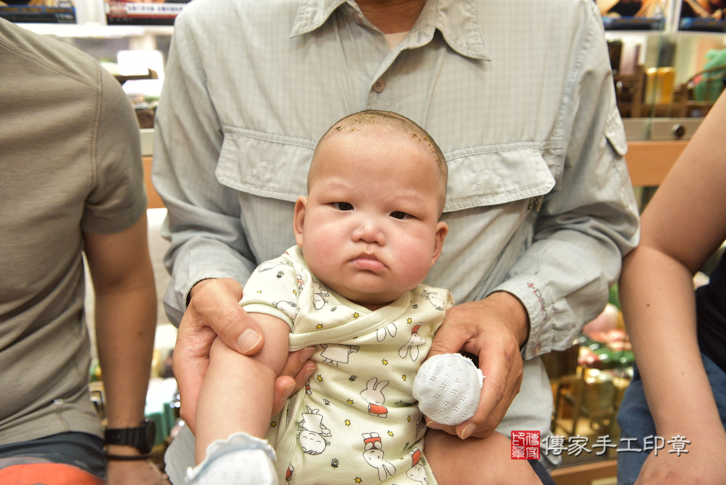 小鑫寶寶(新北市永和區嬰兒寶寶滿月剃頭理髮、嬰兒剃胎毛儀式吉祥話)。中國風會場，爸媽寶貝穿「日中韓」古裝禮服。專業拍照、證書。★購買「臍帶章、肚臍章、胎毛筆刷印章」贈送：剃頭、收涎、抓周，三選一。2024.6.29，照片14